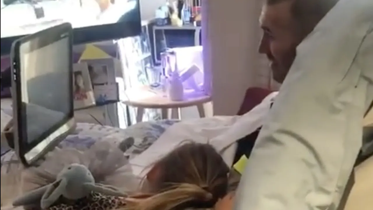 KIPPENVEL: Fernando Ricksen verrast jarige dochter in hospice
