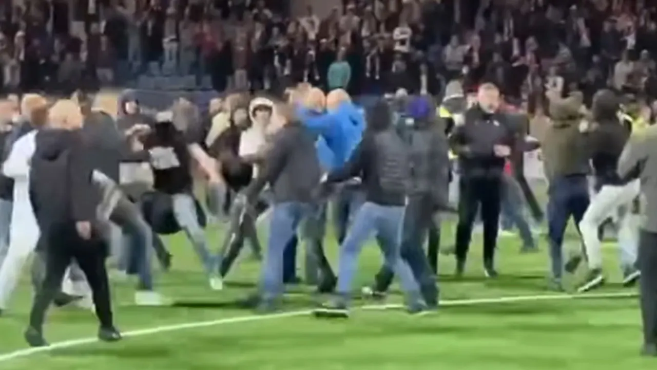 Video: Supporters massaal met elkaar op de vuist na play-offduel tussen Telstar en FC Den Bosch