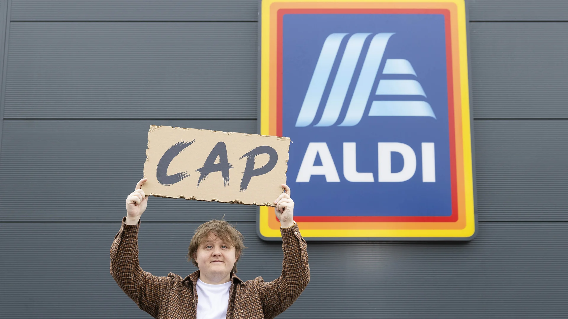 Dit wil je zien: Lewis Capaldi geeft verrassingsoptreden bij supermarkt