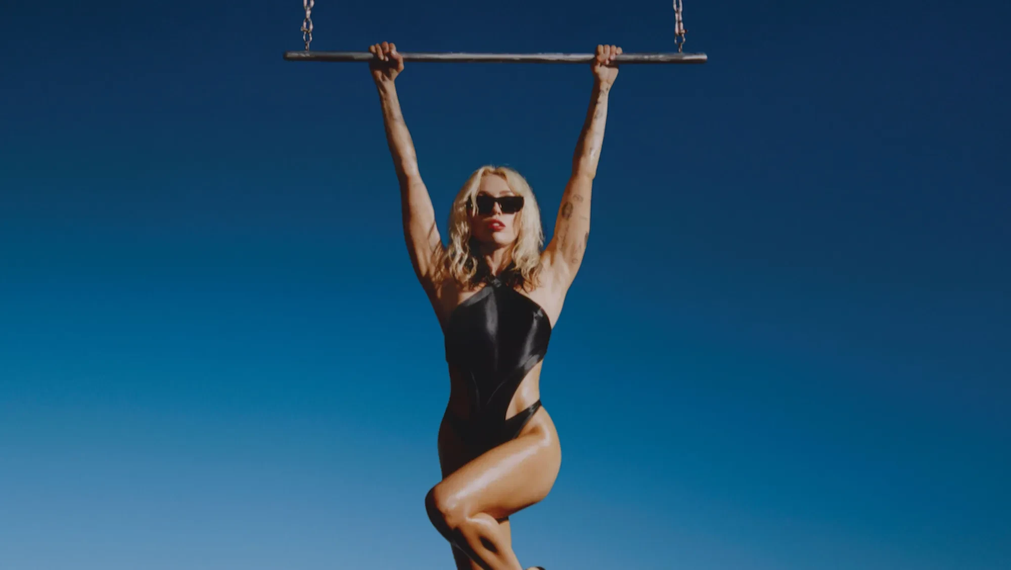 Met de nieuwe single van Miley Cyrus krijg je zin in de zomer! ☀️