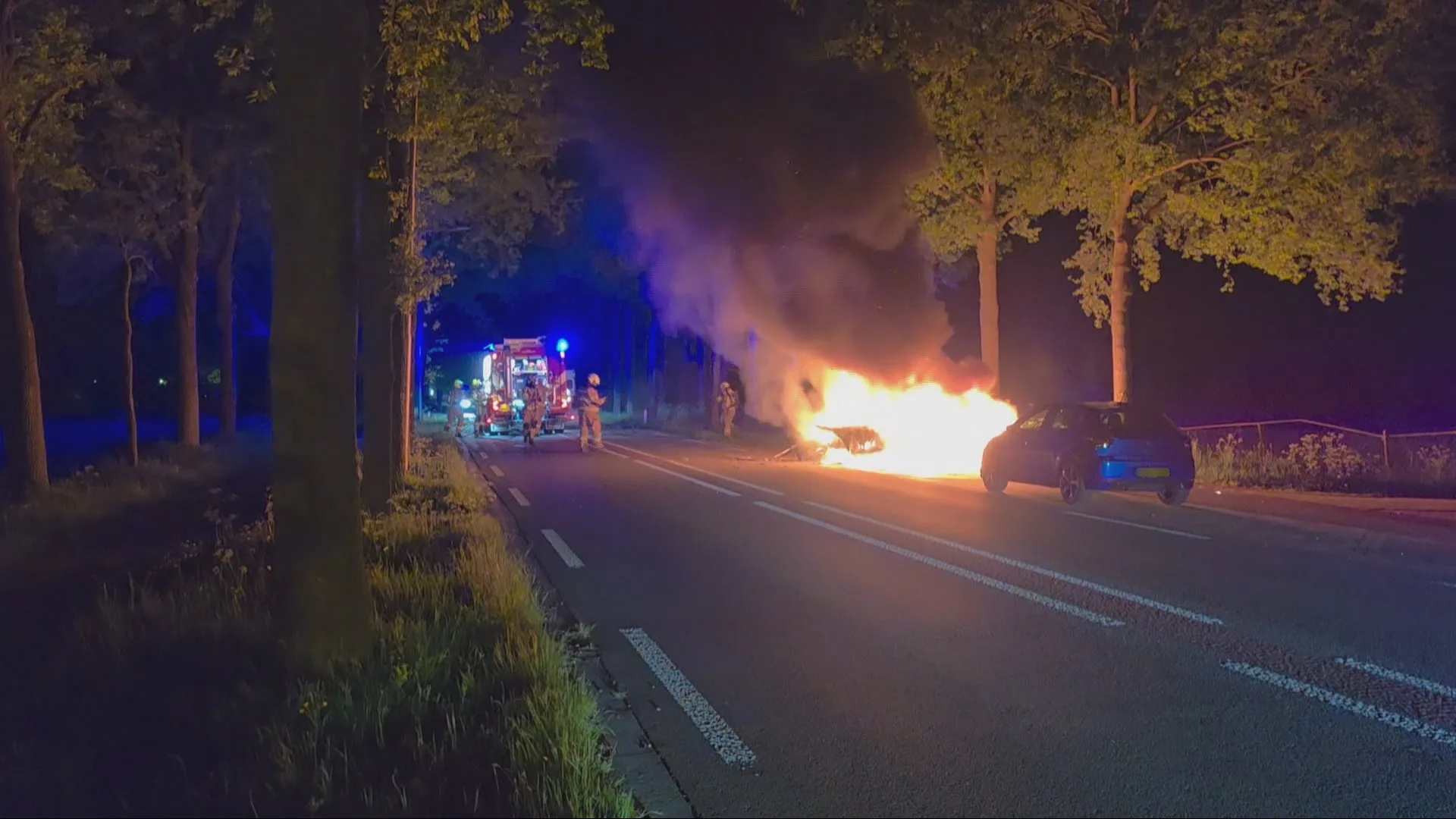 Auto vliegt in brand na crash in Wageningen, bestuurder overleden