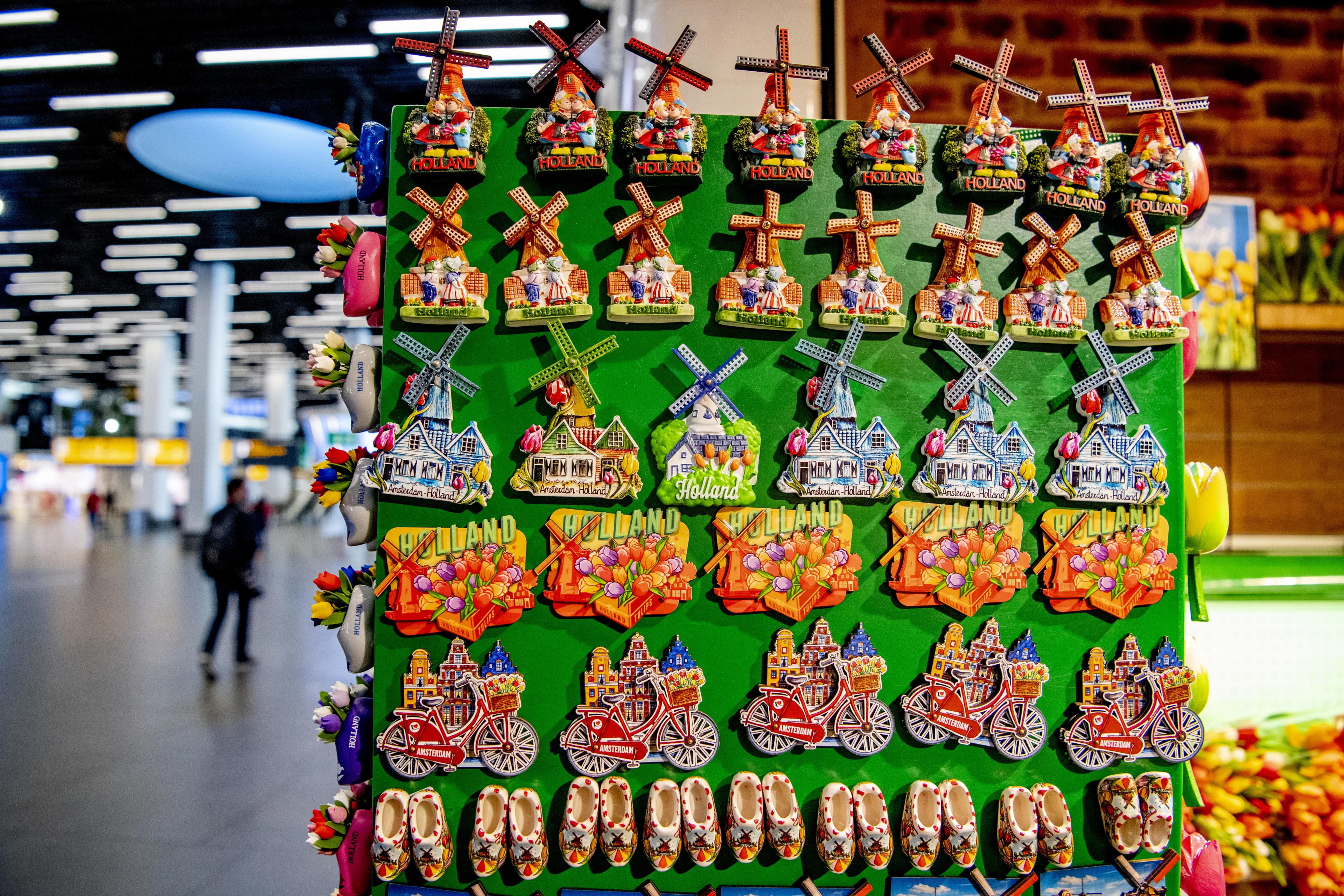 Kabinet is om: niet-essentiële winkels op Schiphol gaan toch dicht