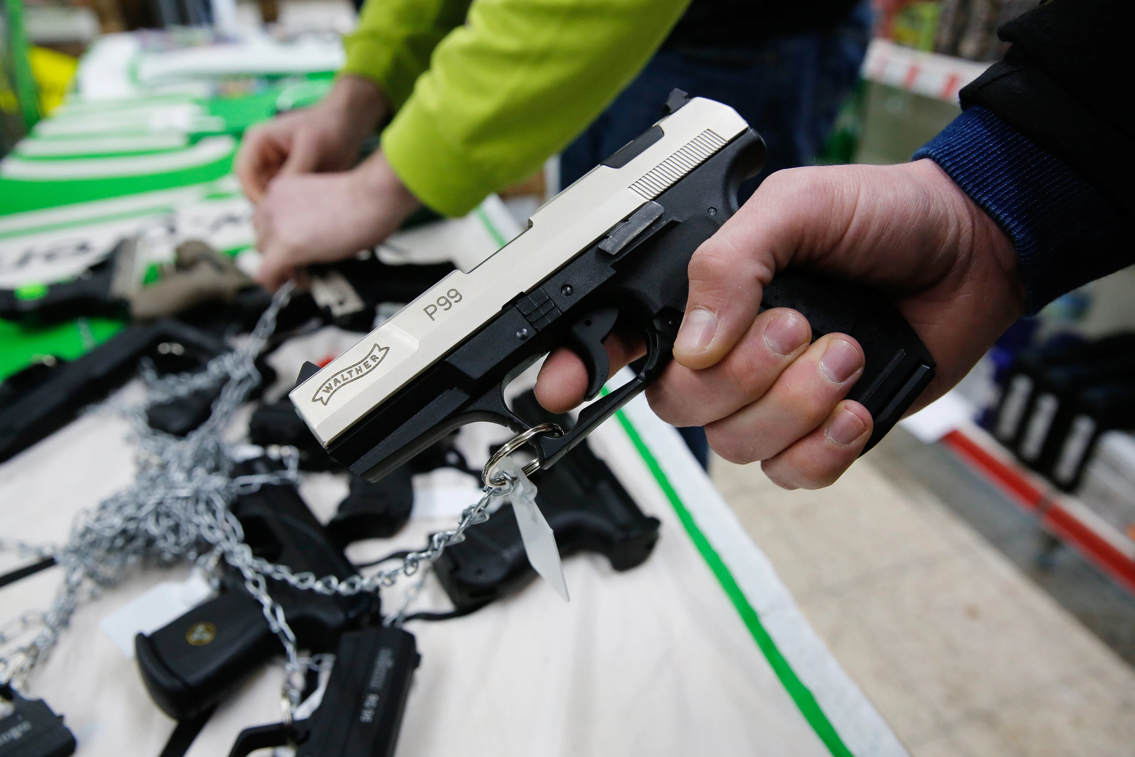 Man (40) die jonge kinderen met nepvuurwapen bedreigde, is weer vrij