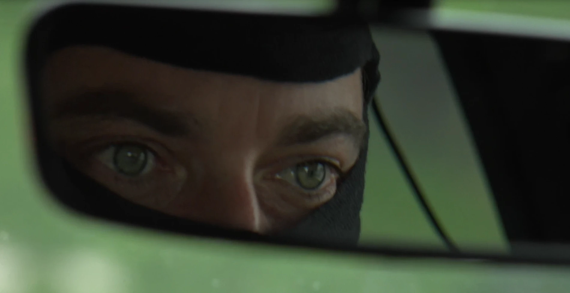 Man met bivakmuts op ramt auto en slaat bestuurder op hoofd