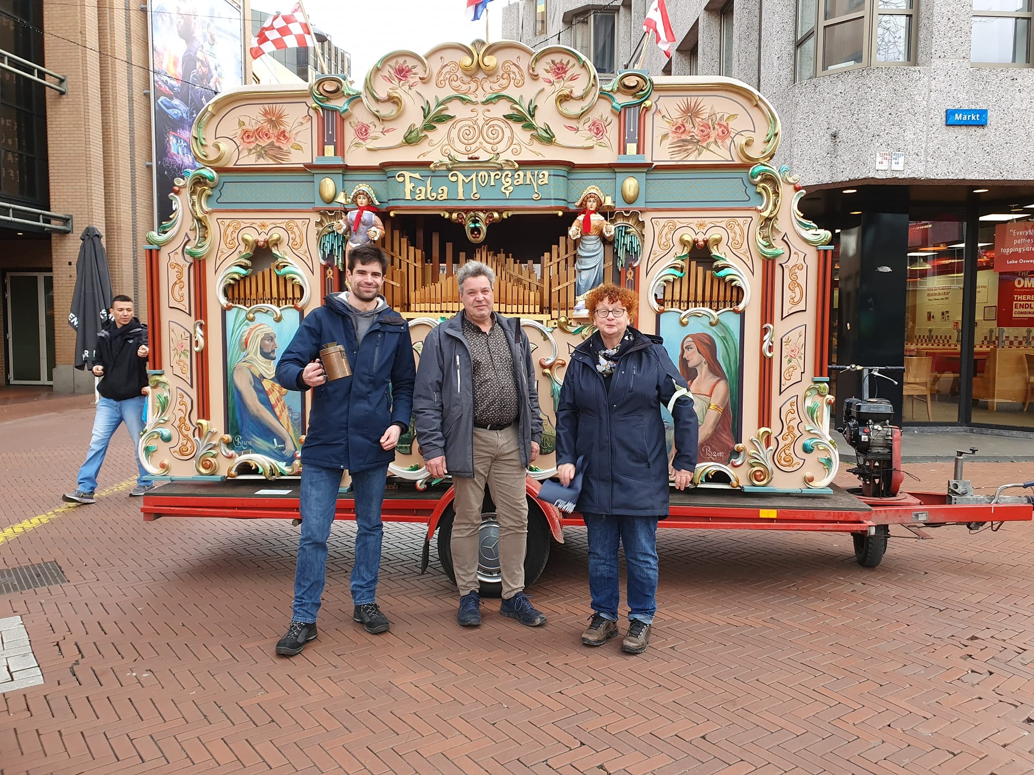 Thijs heeft een primeur te pakken: zijn draaiorgel speelt als eerste op zonne-energie