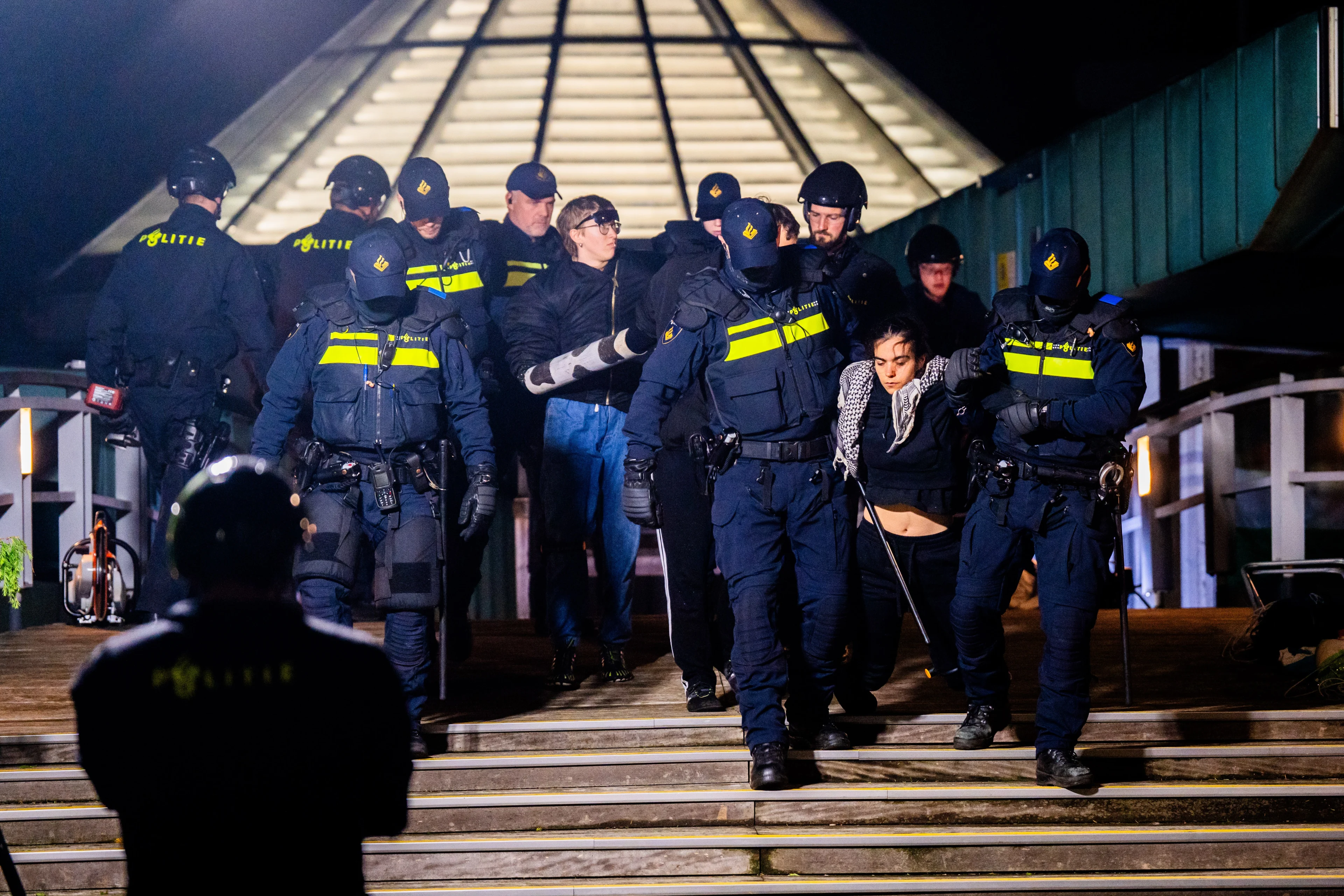 Politie begint met ontruimen bezet pand Radboud Universiteit