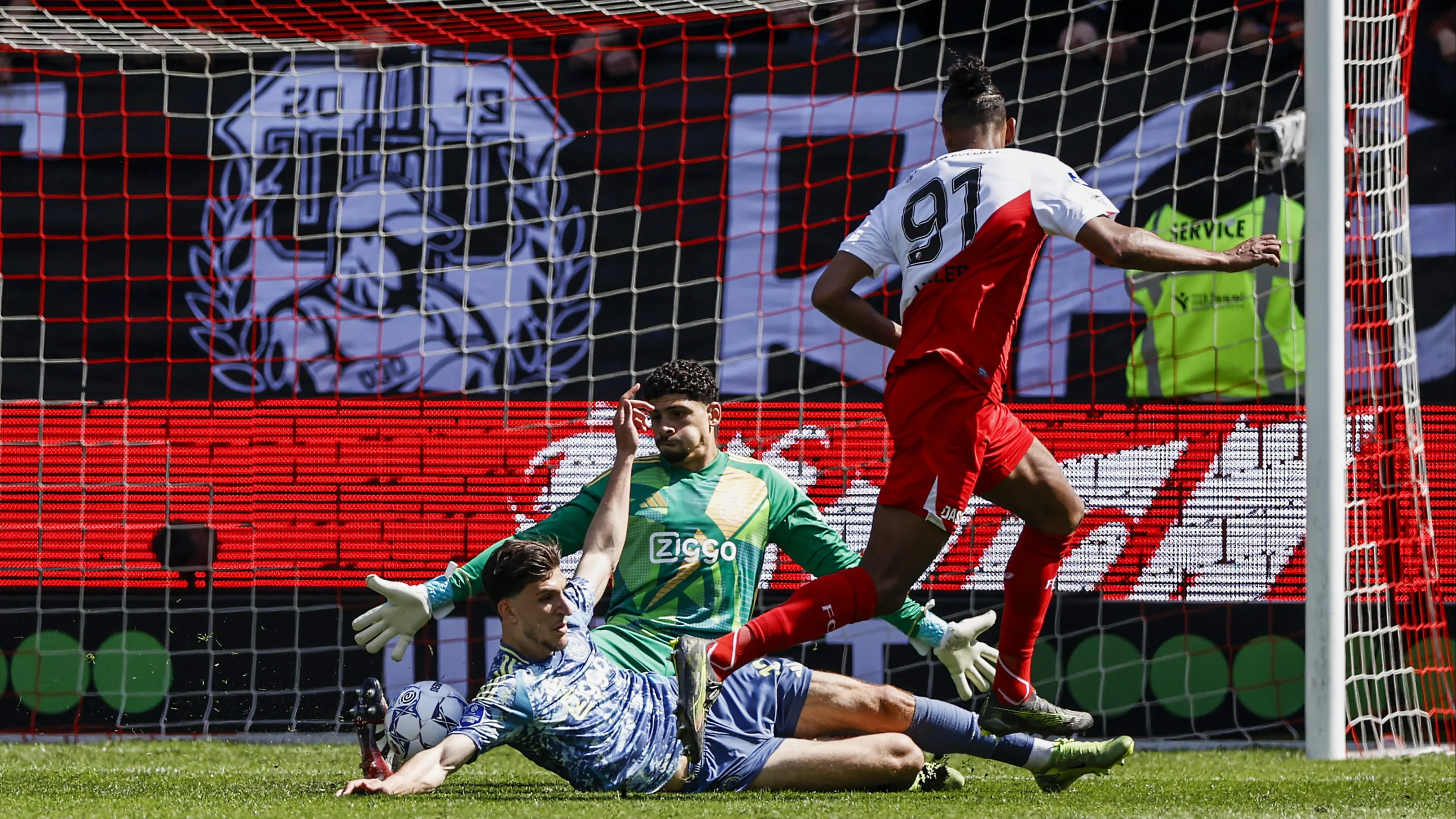 Koploper Ajax lijdt in titelrace zware nederlaag tegen FC Utrecht (4-0)