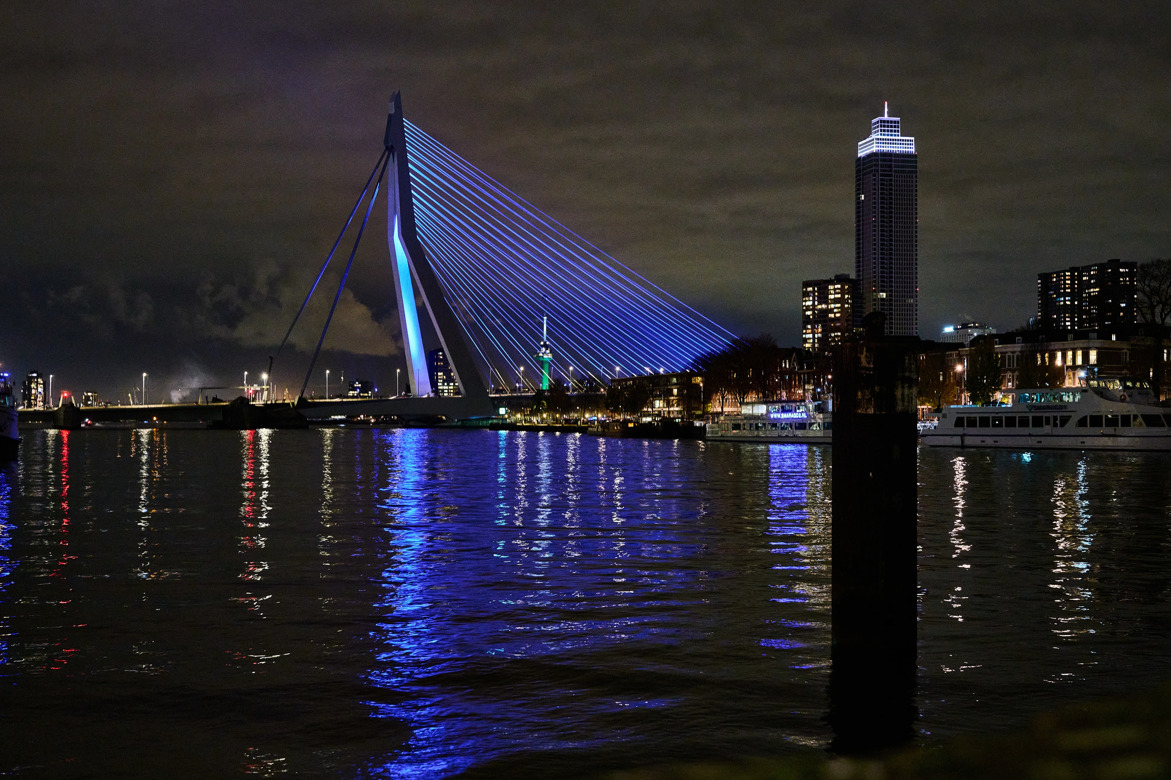 Erasmusbrug kleurt rood en blauw voor hulpverleners bij rellen