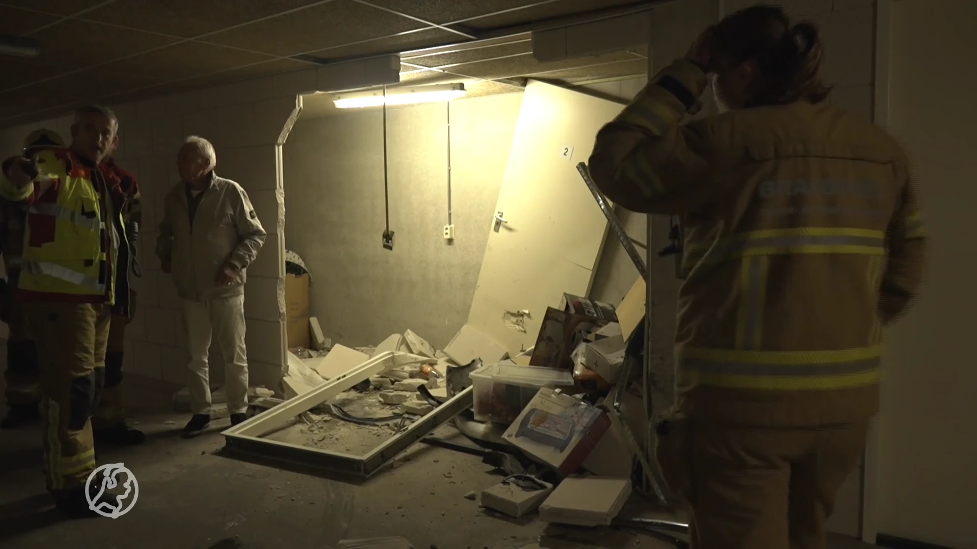 Hoogbejaarde man trapt gas in plaats van rem in, richt ravage aan in parkeergarage