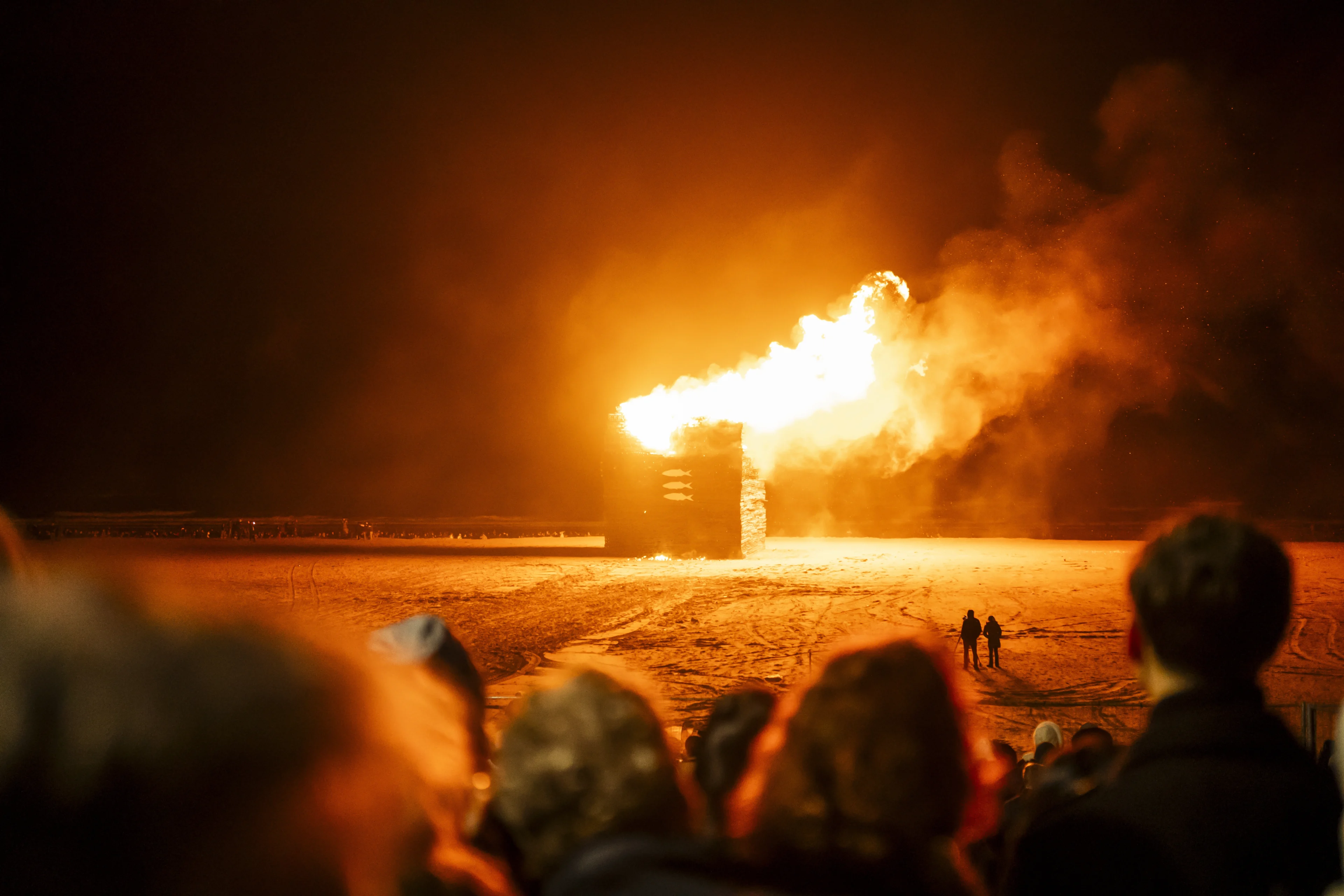 Honderden mensen aanwezig bij vreugdevuren Scheveningen en Duindorp