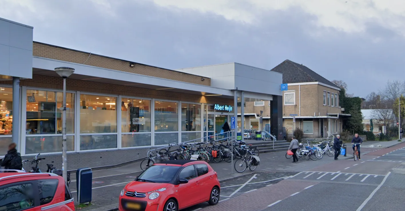 Oudere dame vergeet pincode, jongeman betaalt haar boodschappen van 100 euro