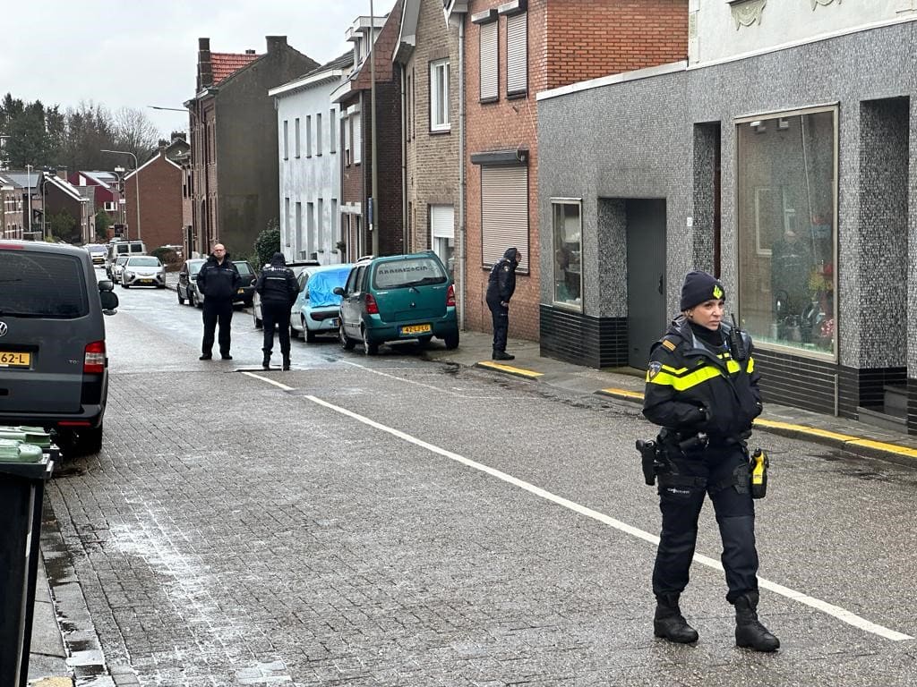 Man schiet zichzelf dood terwijl politie schoten op hem lost