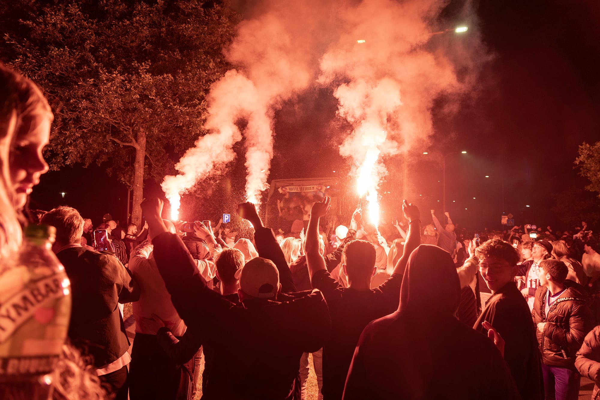 Spelersbus Telstar warm onthaald door fans na stunt: 'Op naar Eredivisie!'