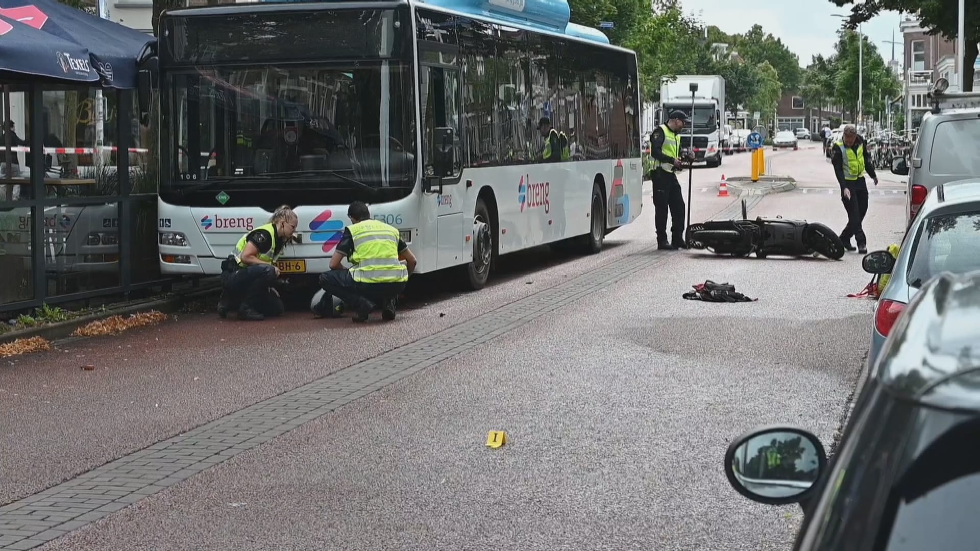 Bromfietser (64) overleden na aanrijding met fietser en daarna lijnbus