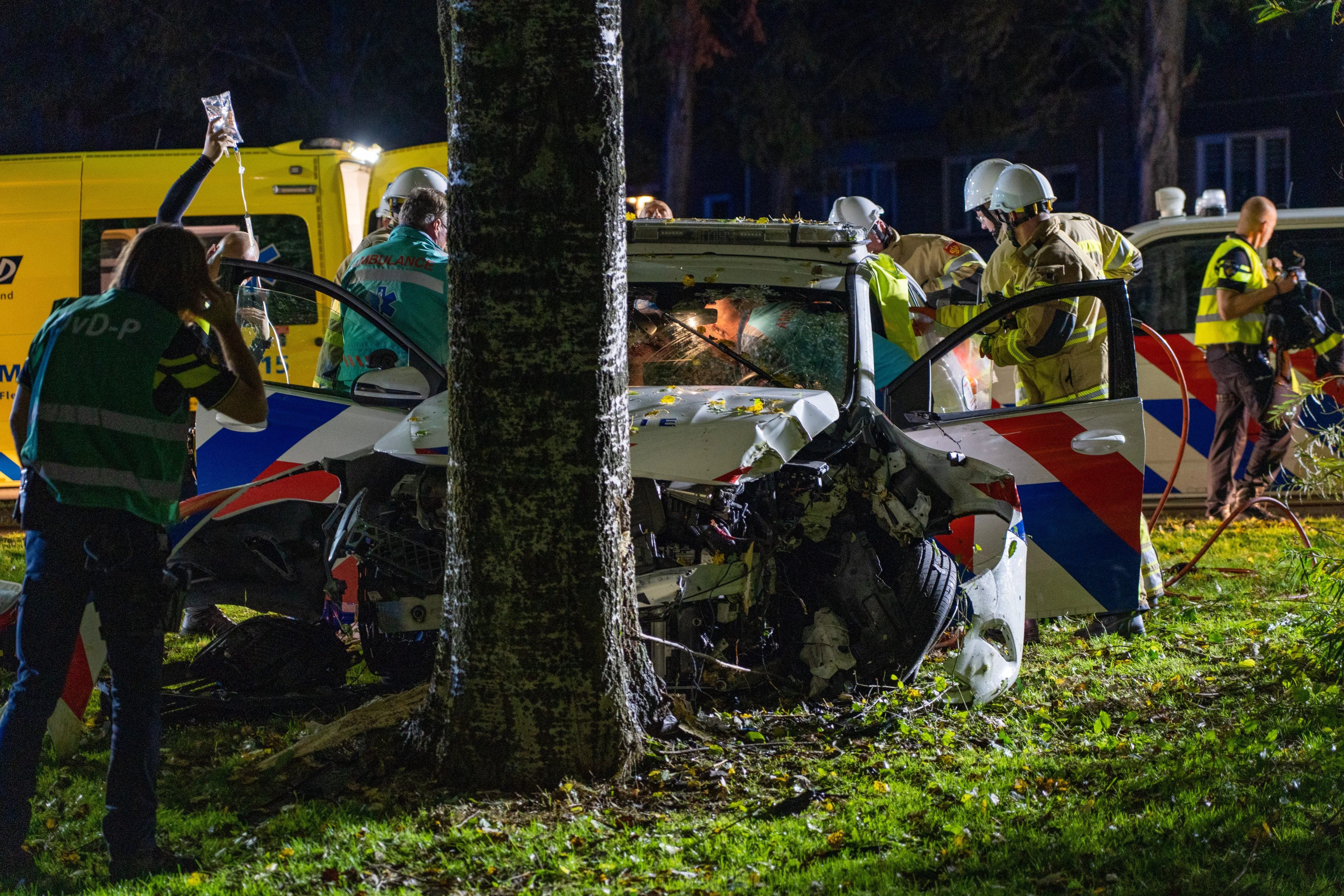 Agenten knallen tegen boom op weg naar inbraakmelding