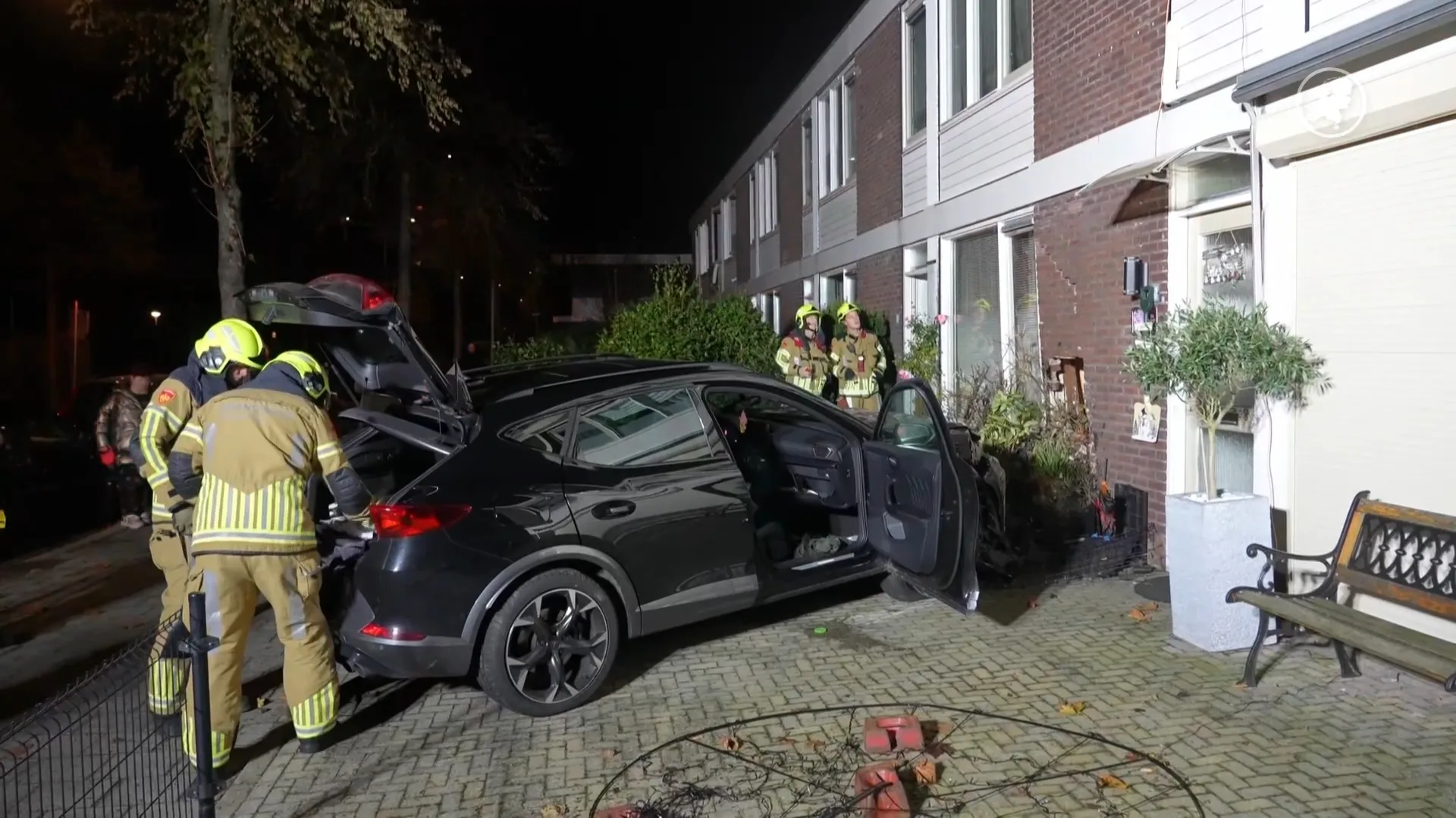 Auto rijdt woning in Nijmegen binnen, bestuurders op de vlucht