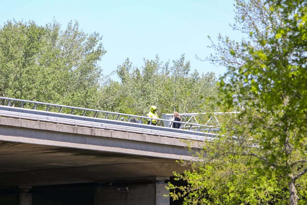BIZAR: Man lift midden op A1 nadat hij door vriendin uit auto is gezet