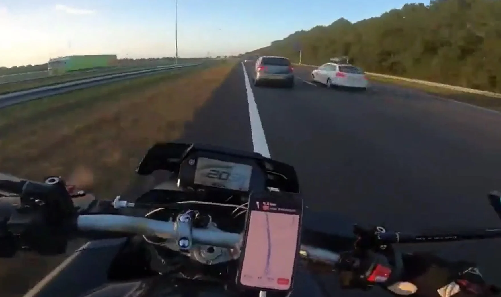 Snelheidsduivels opgepakt na levensgevaarlijke motorrit van 270 km/uur