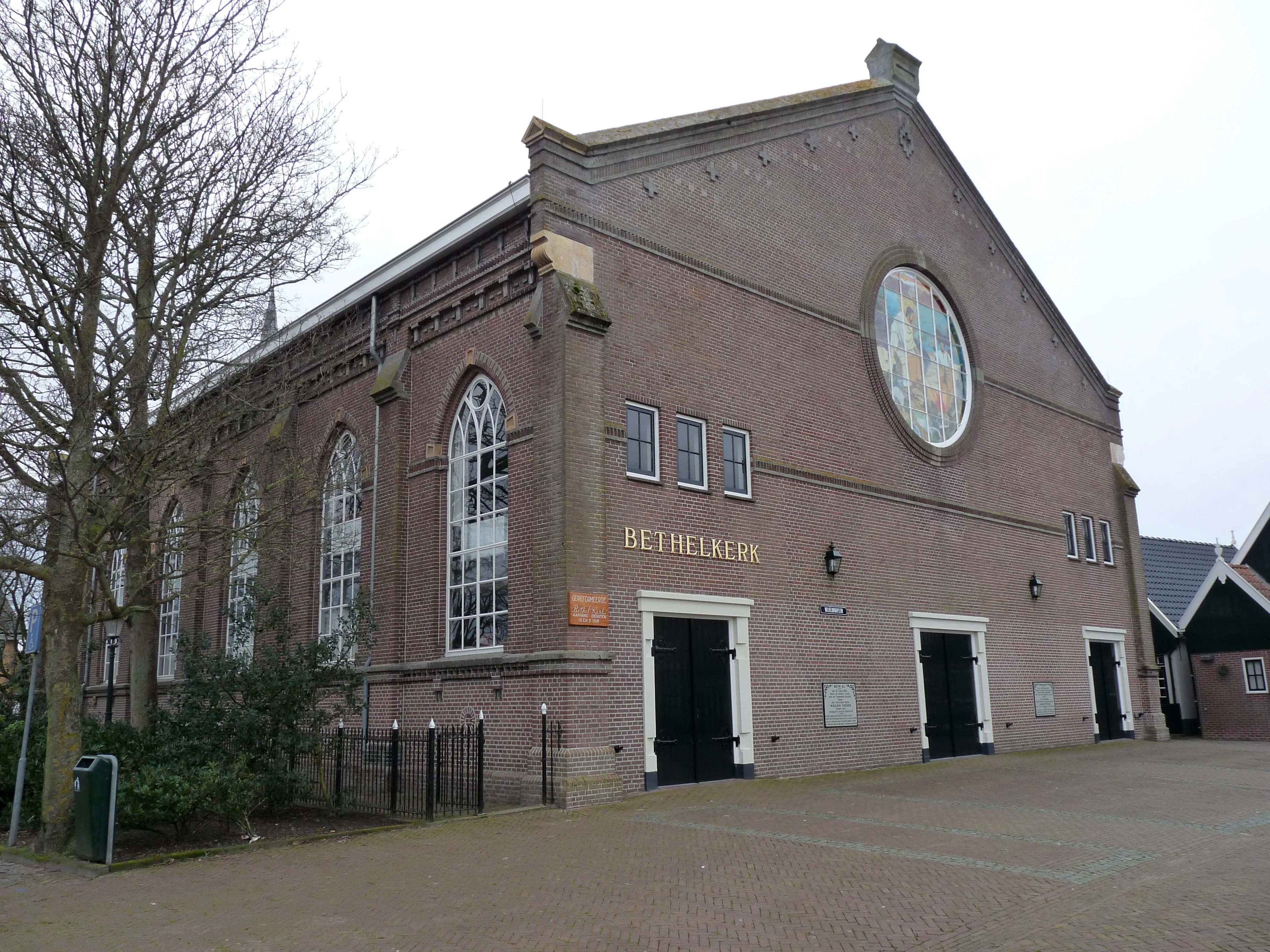Kerk op Urk beschoten tijdens zondagsdienst, mogelijk met luchtbuks