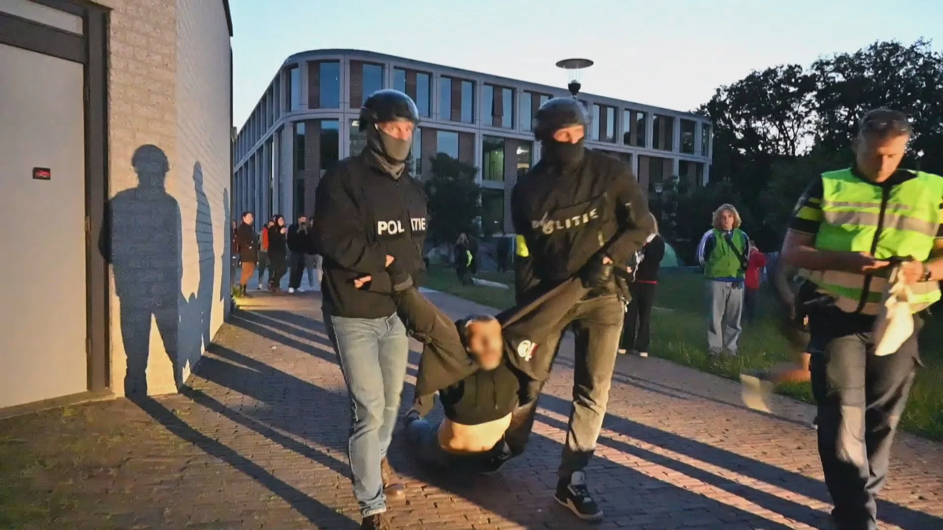 Politie ontruimt tentenkamp bij Nijmeegse universiteit: 'Moet nu klaar zijn'