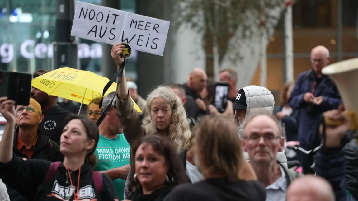 Ministerie op slot geweest om betoging rond coronapersconferentie