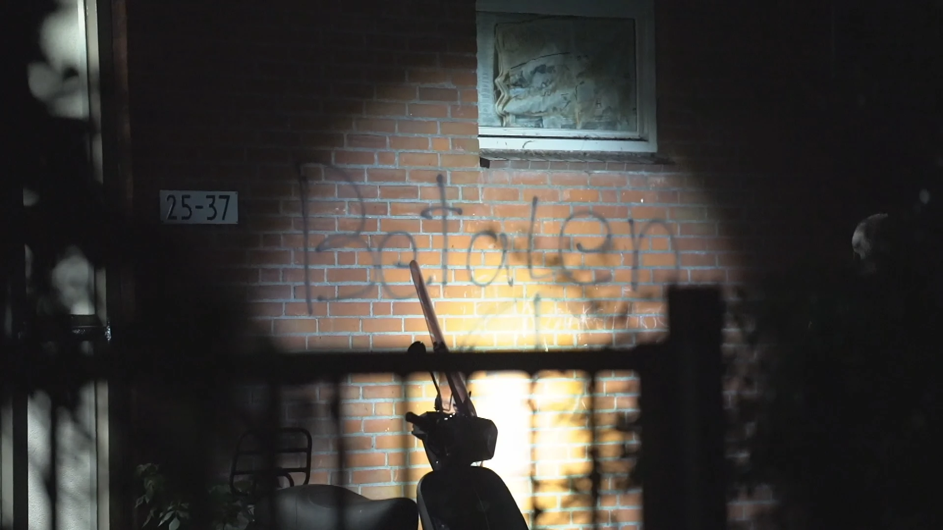 Explosie bij portiekwoningen in Rotterdam, 'betalen' op de muur geschreven