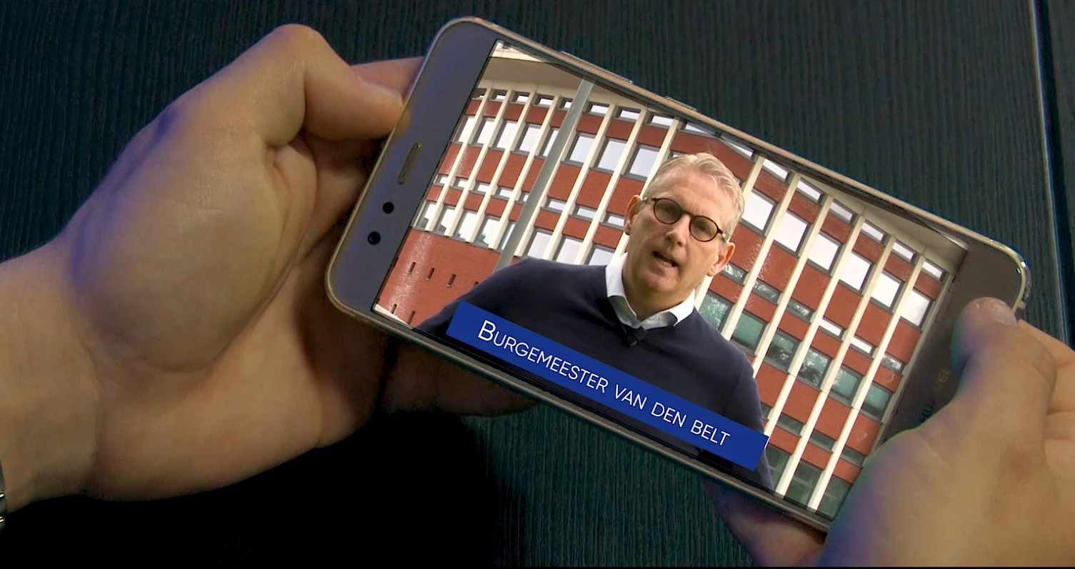 Burgemeester shinet in videoclip lokale rapper om 'brave jeugd' te bedanken