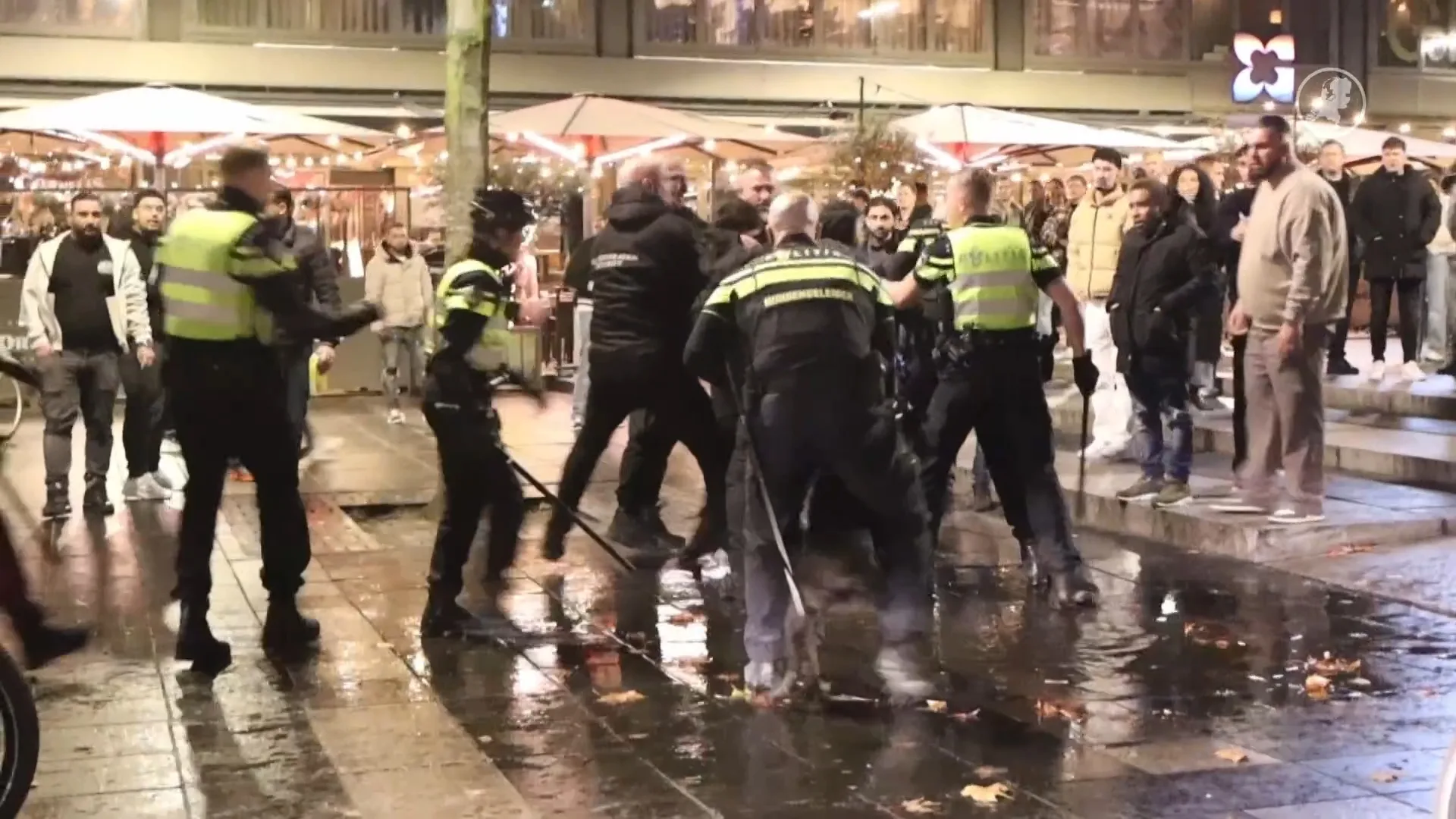Massale vechtpartij op Stadhuisplein in Rotterdam