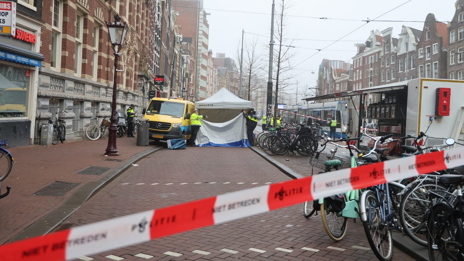 Vrouw (42) overleden door aanrijding met auto in centrum Amsterdam