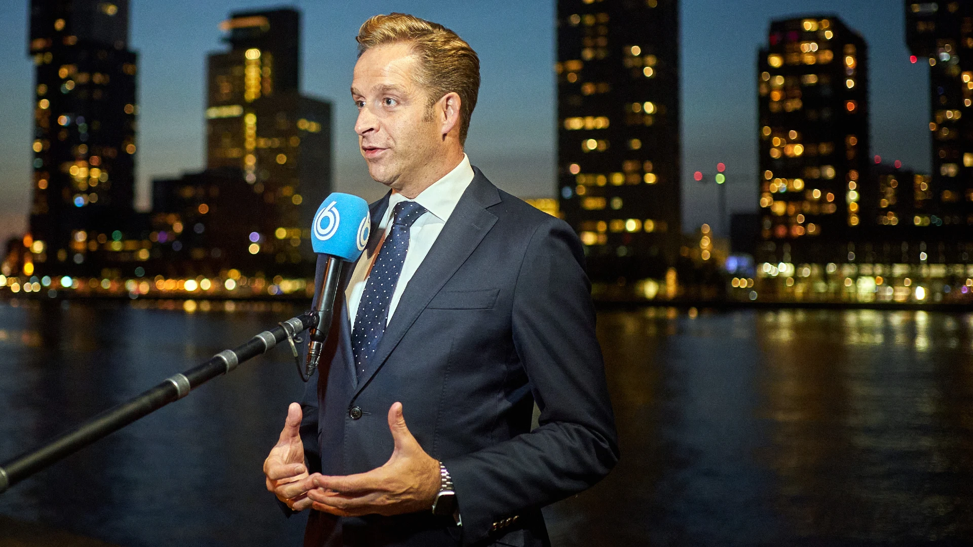 Minister De Jonge geeft persconferentie over omikronvariant
