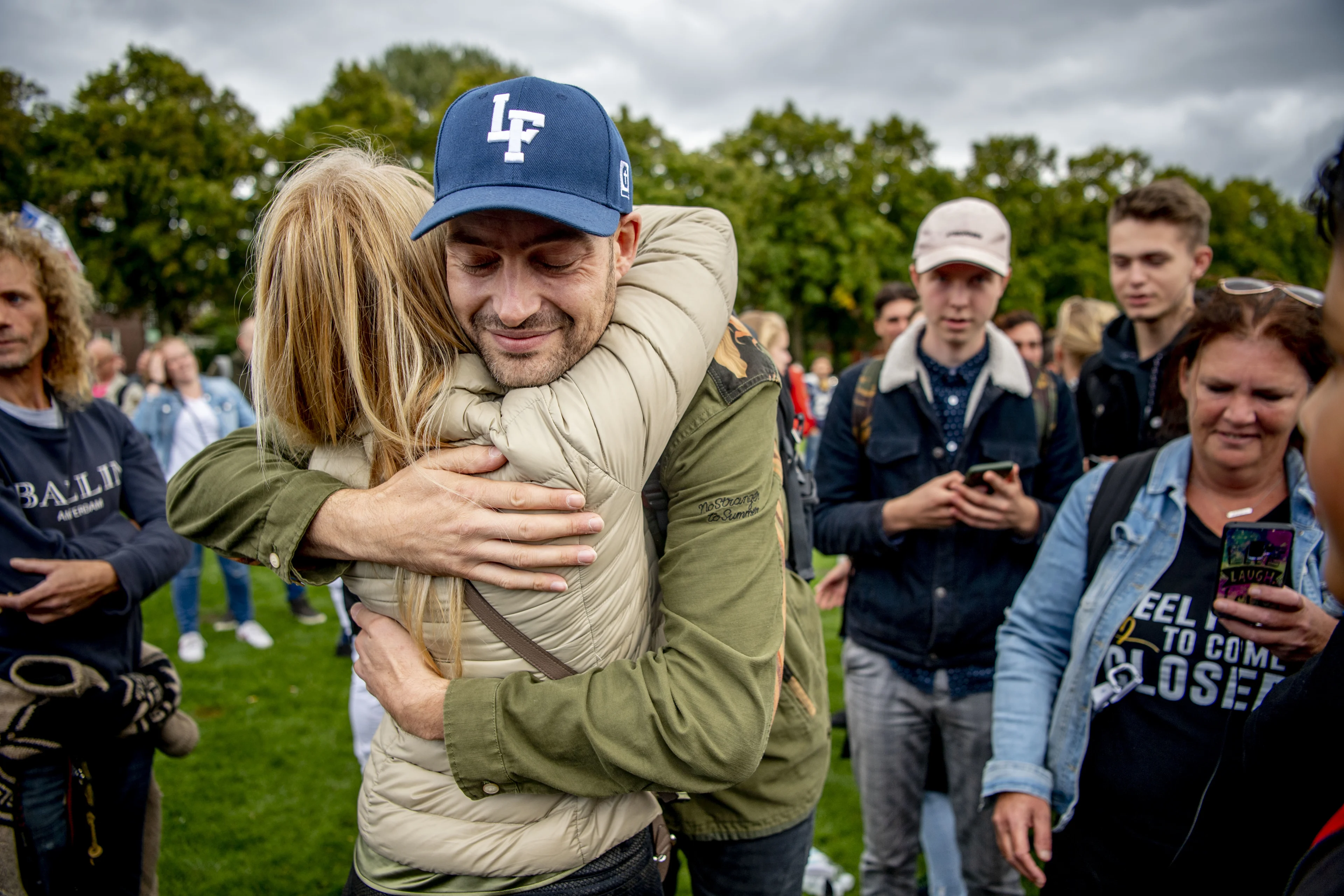 Lange Frans schudt tientallen handen en omhelst fans bij demonstratie in Amsterdam