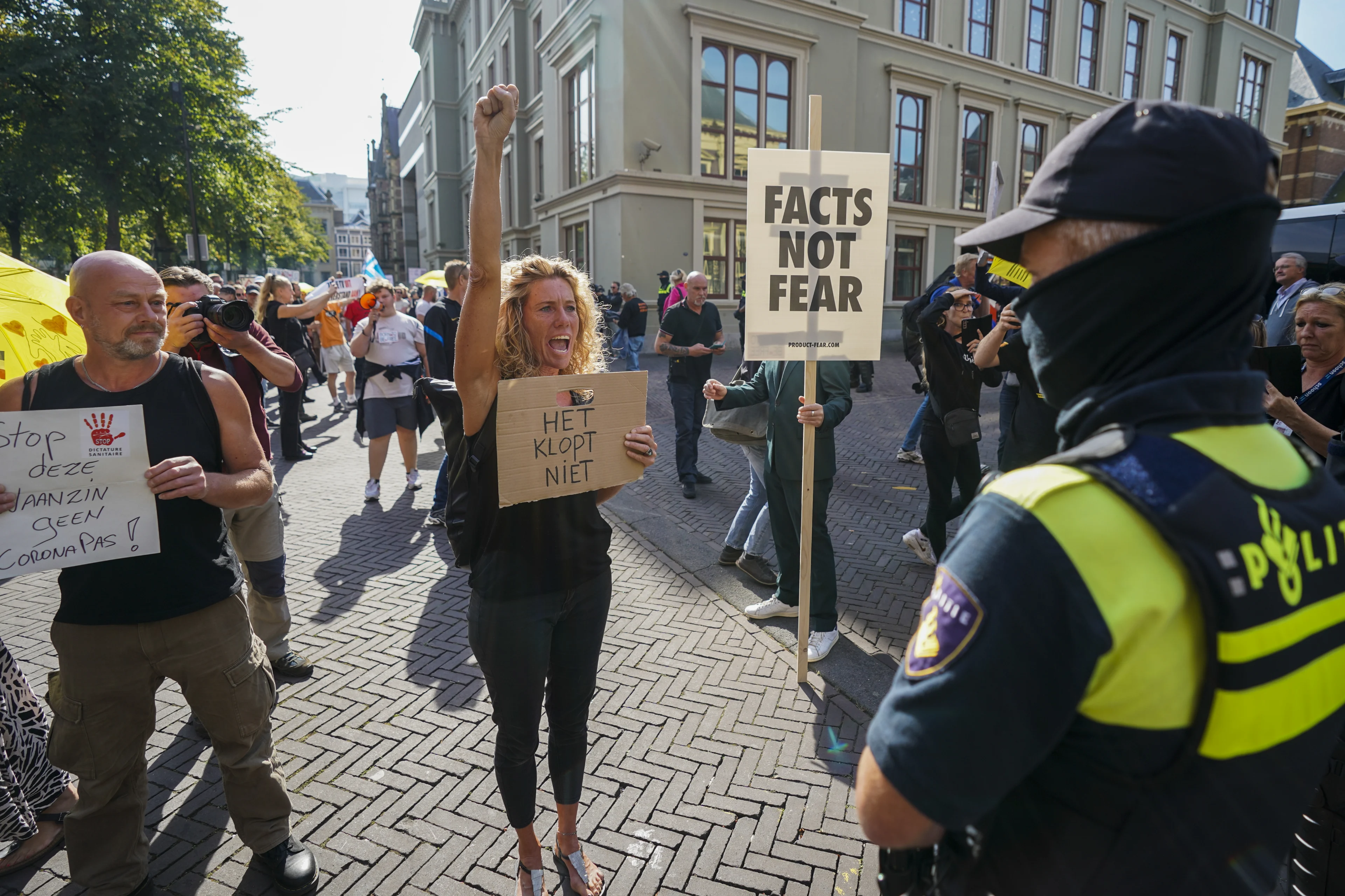 Politie houdt anti-coronademonstranten tegen bij Tweede Kamer