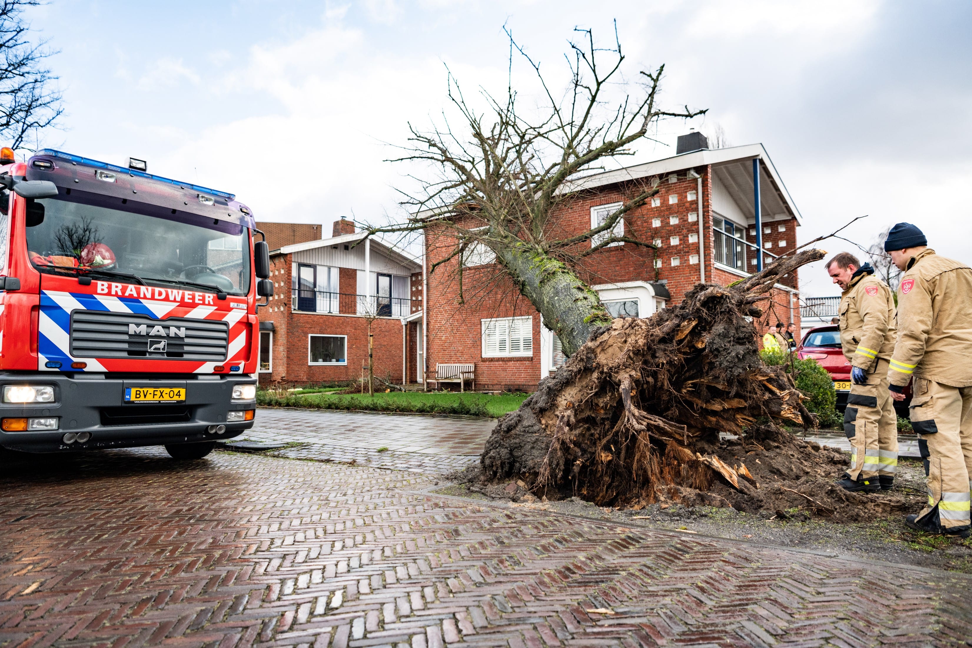 Hulpdiensten en verzekeraars overspoeld met schademeldingen door storm