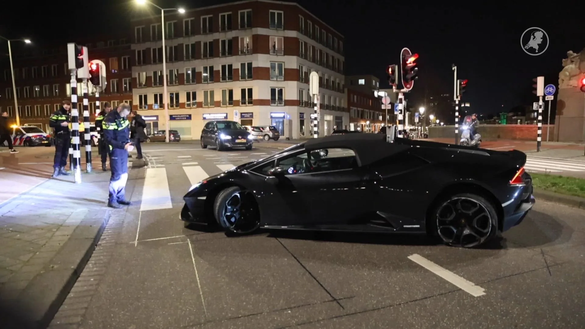 Peperdure Lamborghini vliegt uit de bocht in Den Haag