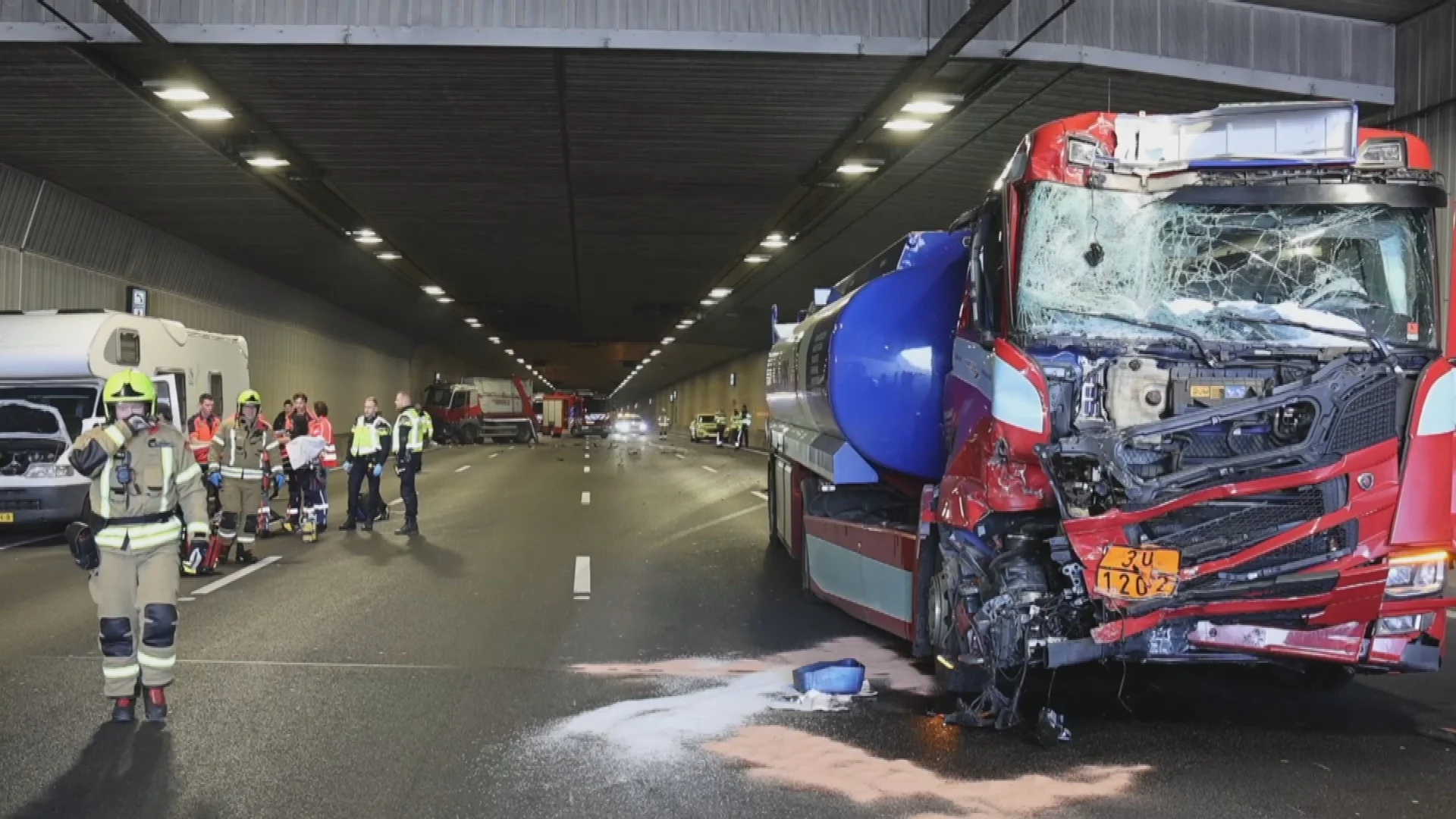 Ravage in Ketheltunnel: twee gewonden bij crash met vrachtwagens en camper
