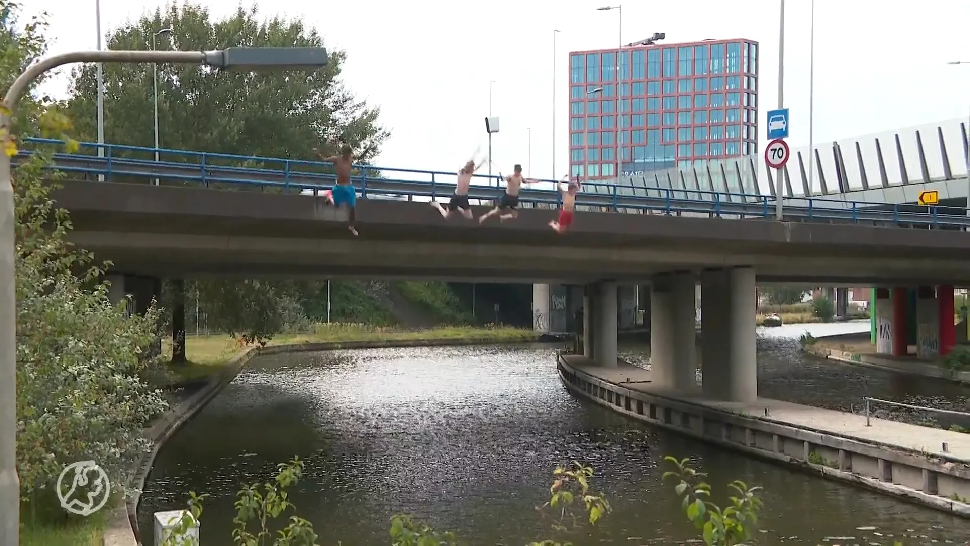 Van een brug springen in deze hitte: dat mag dus helemaal niet