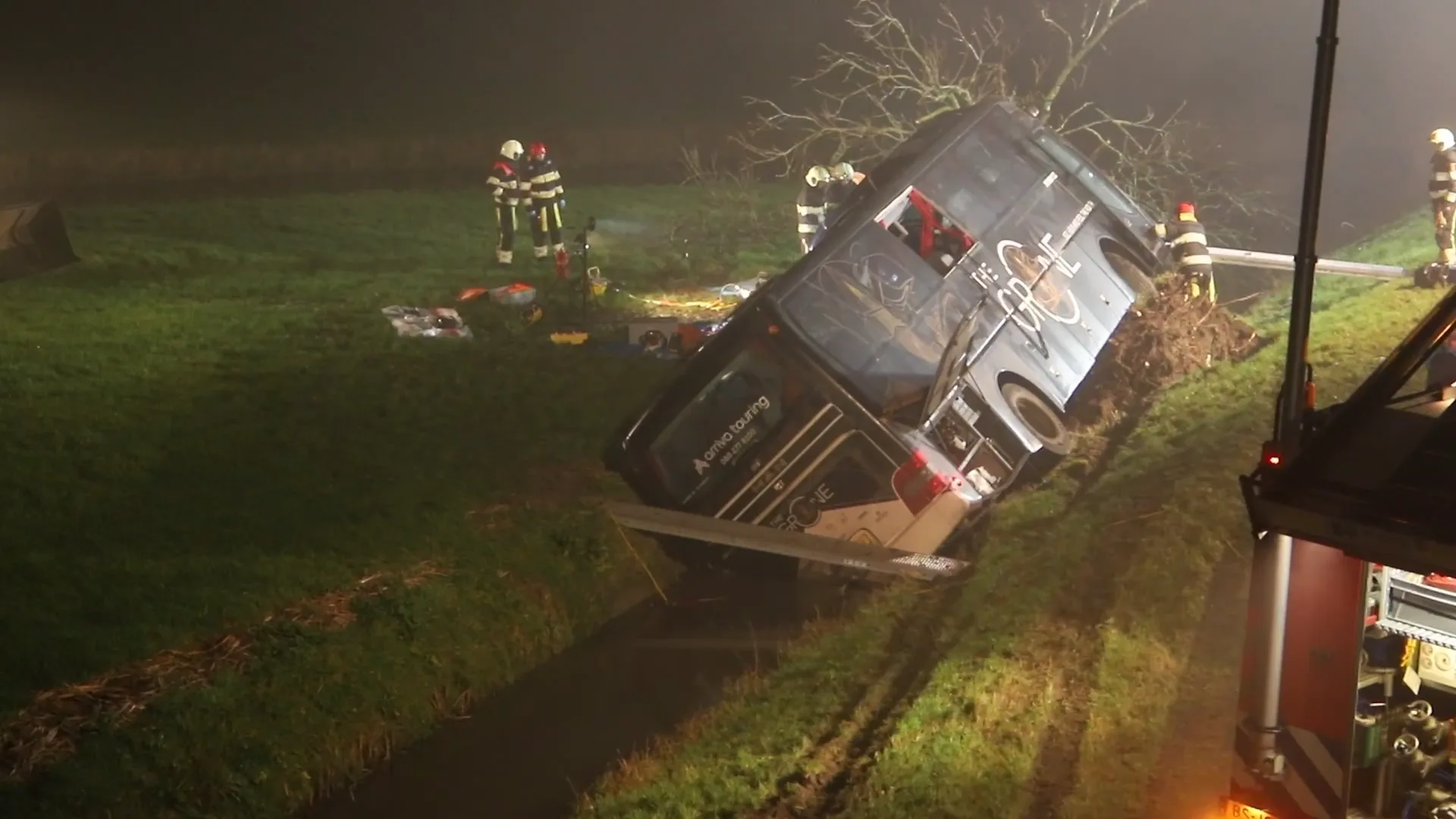 Buschauffeur overleden en twee passagiers gewond bij eenzijdig ongeluk in Weidum