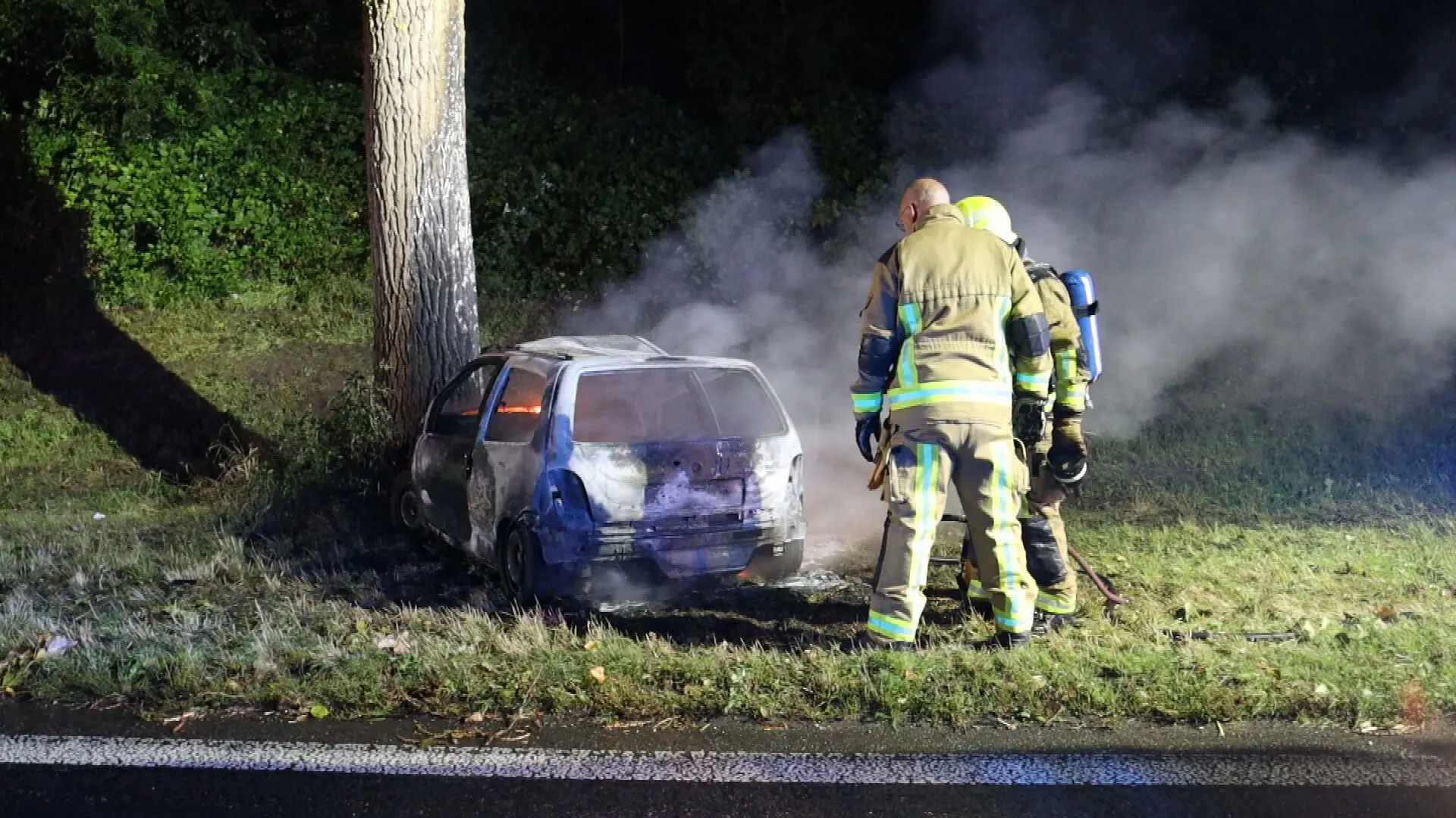 Taxichauffeur redt bestuurder (19) uit auto die vlak daarna in brand vliegt