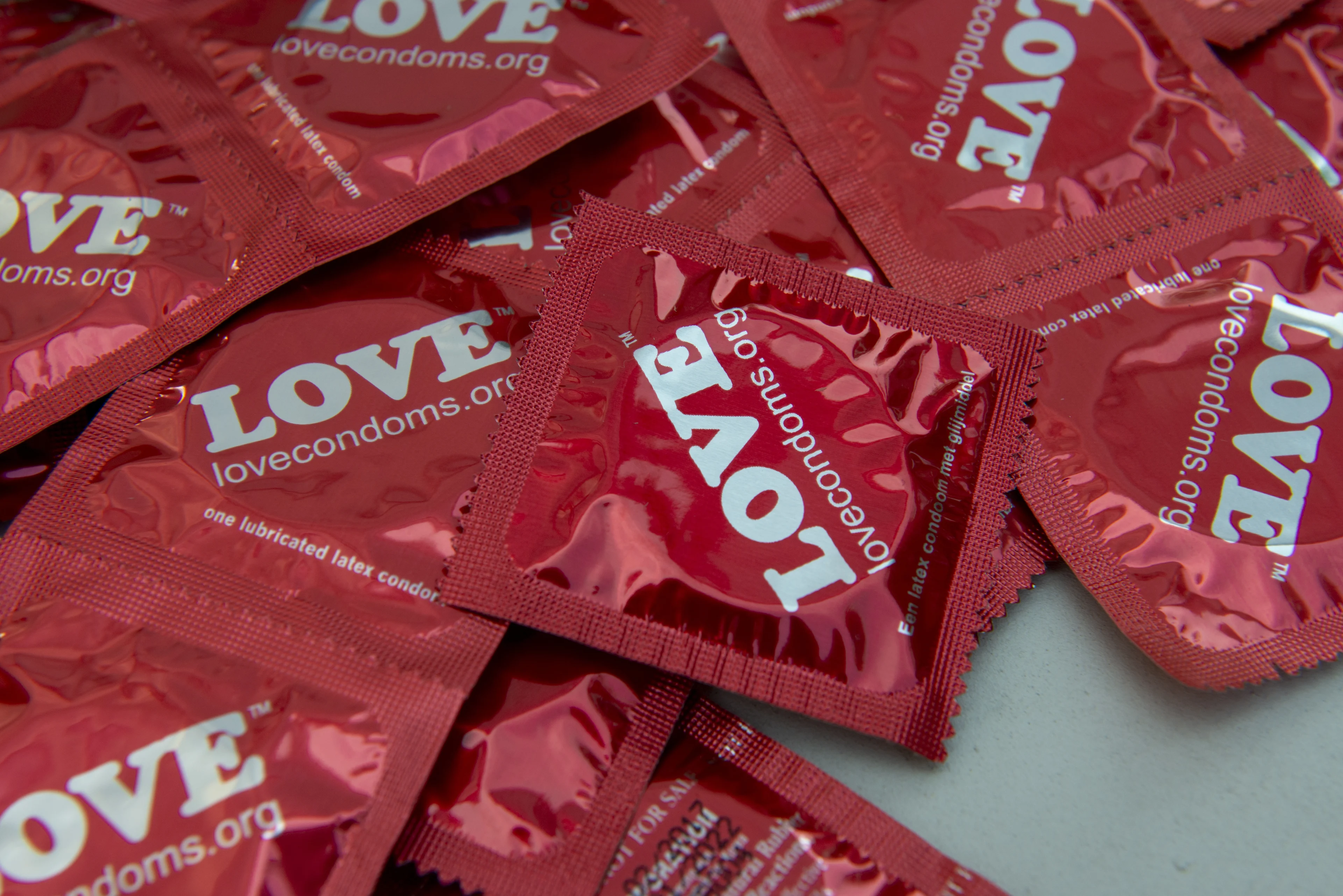 Gevangenismedewerker beschadigt condooms van gedetineerden, op staande voet ontslagen