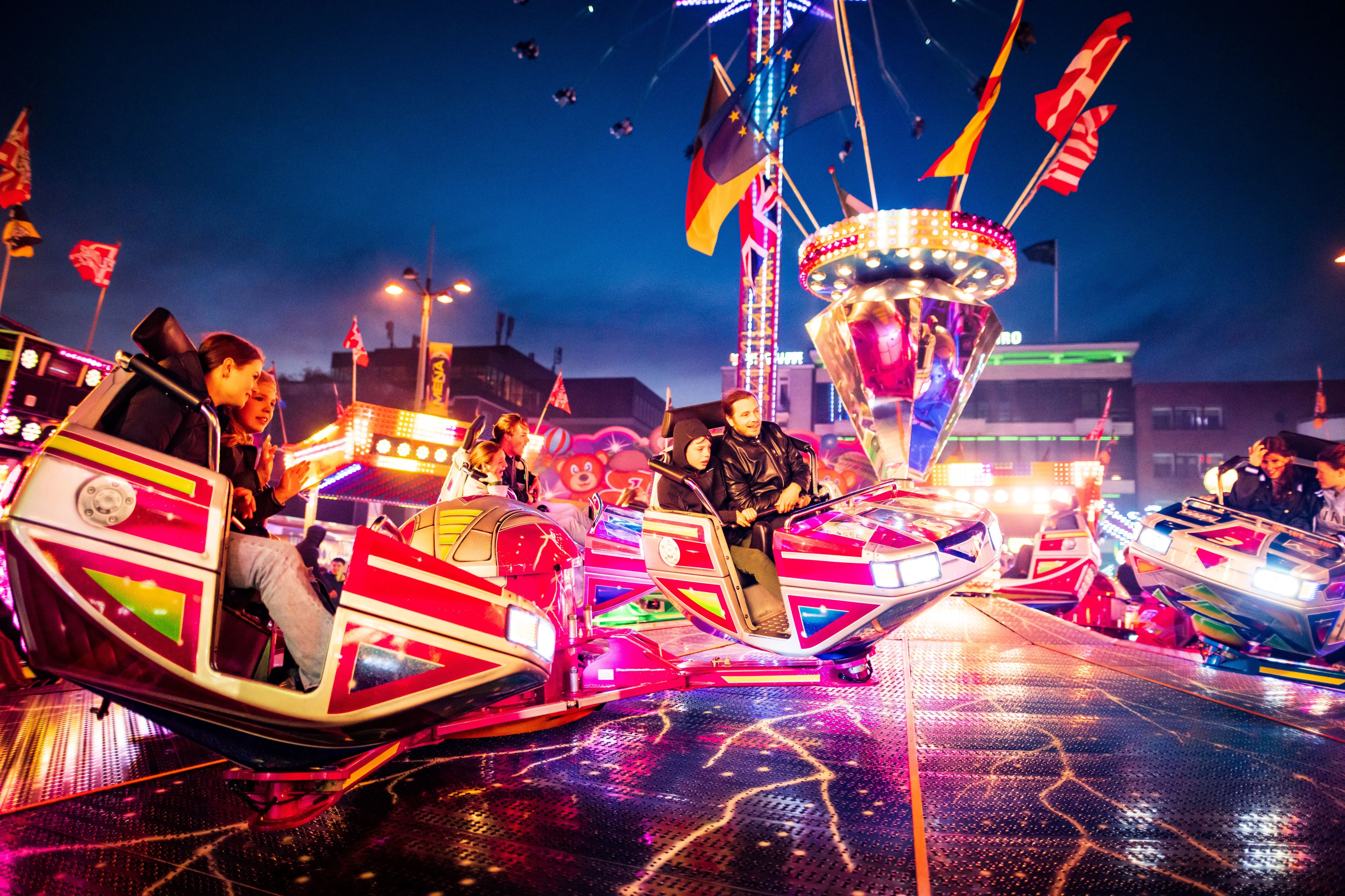 Minderjarigen opgepakt om gooien vuurwerk en glas naar handhavers