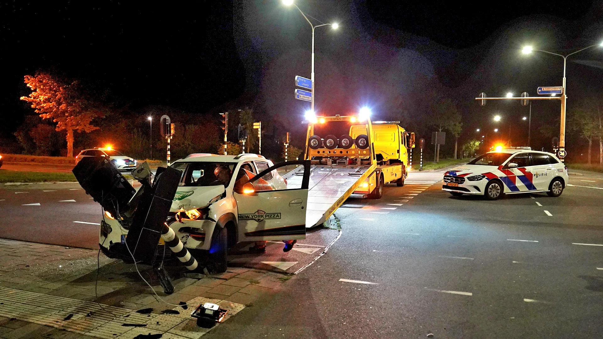 Bezorgauto pizzeria rijdt vol tegen lantaarnpaal, bestuurder spoorloos