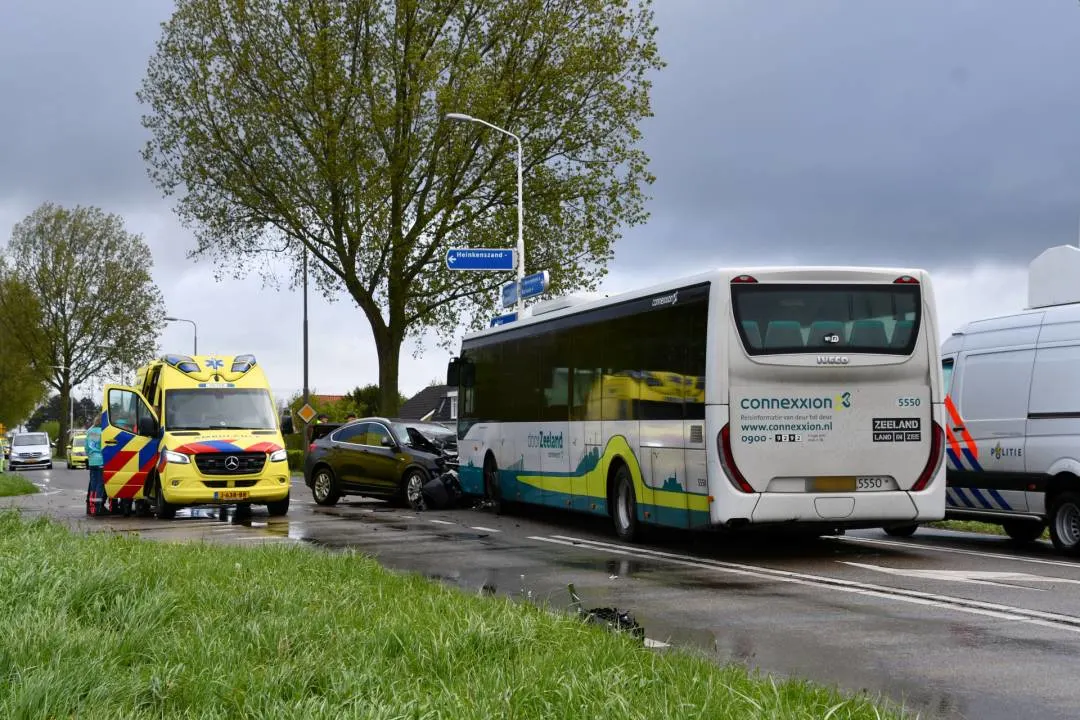 Dode bij frontale botsing met lijnbus in Heinkenszand