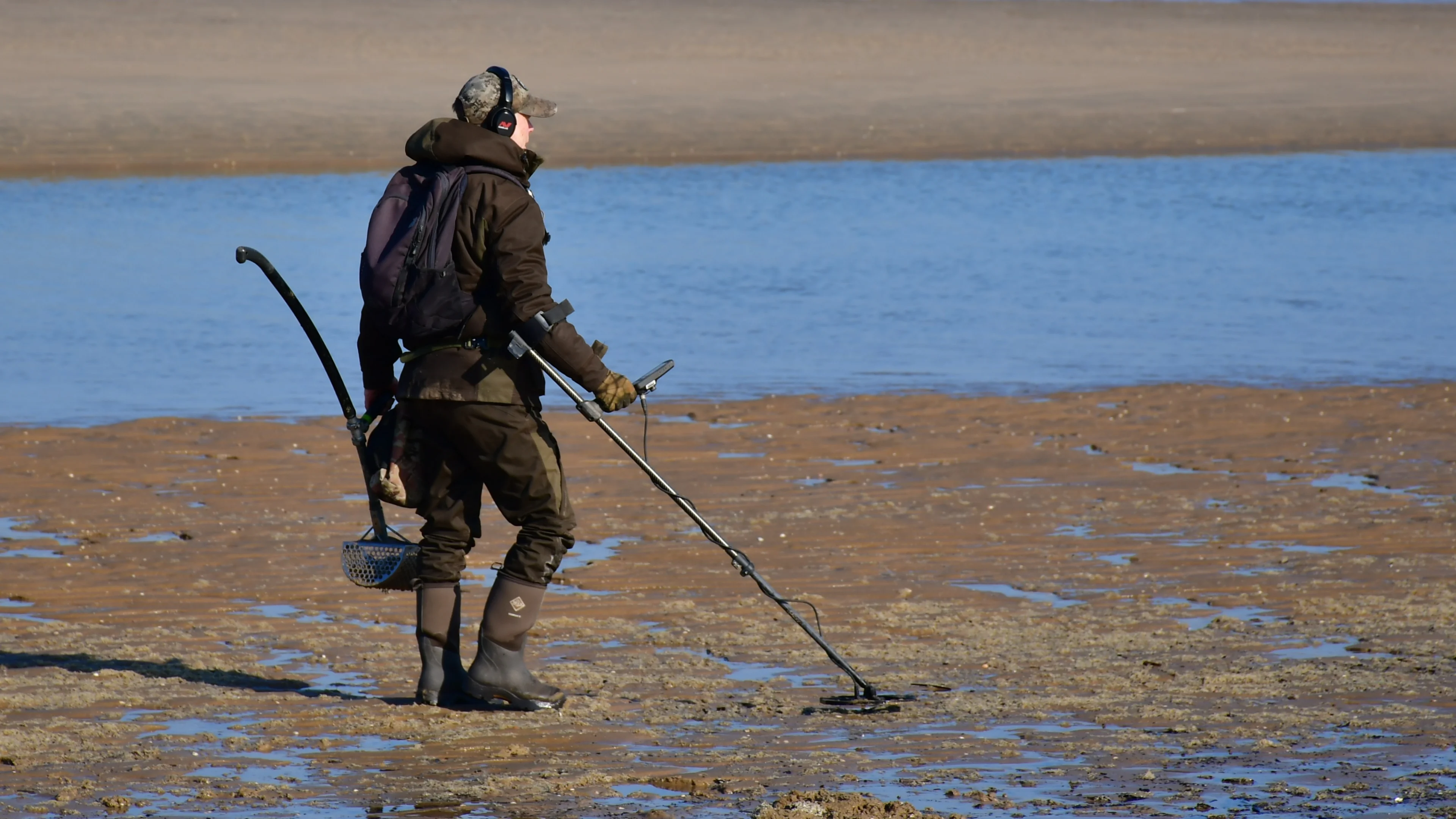 Politie waarschuwt: zoek niet met metaaldetector langs rivieren, kans op explosieven