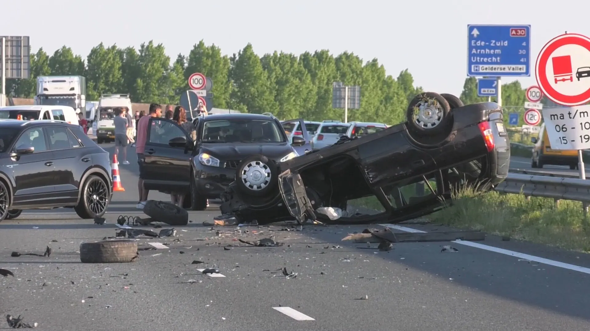 Spookrijder veroorzaakt ernstig ongeval op A30 bij Ede