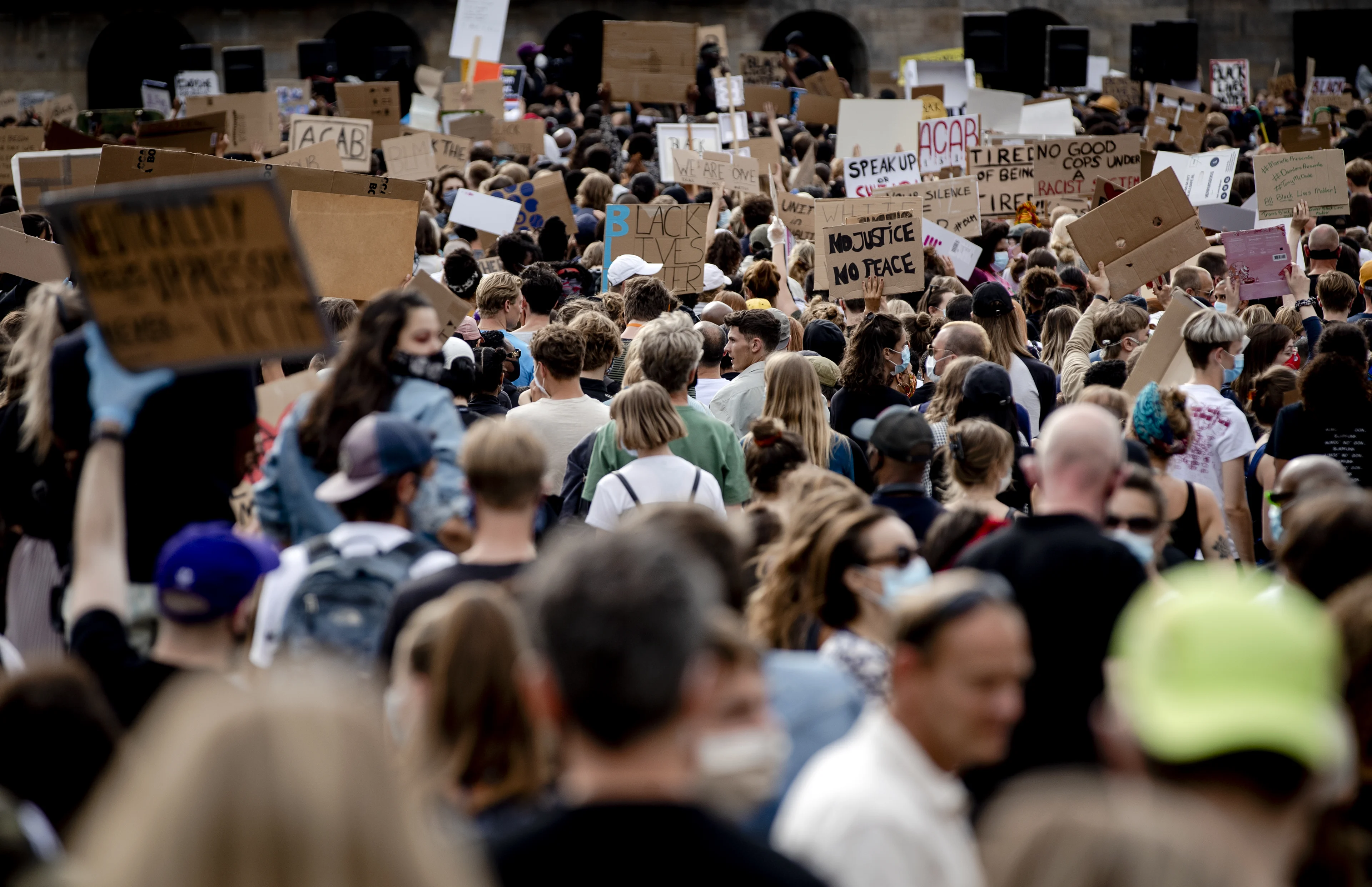 Zorgvakbond NU'91: 'Kans op tweede coronagolf door massale opkomst protest Amsterdam'