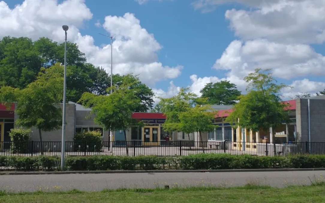 Bedreigde basisschool Amsterdam gaat maandag weer open