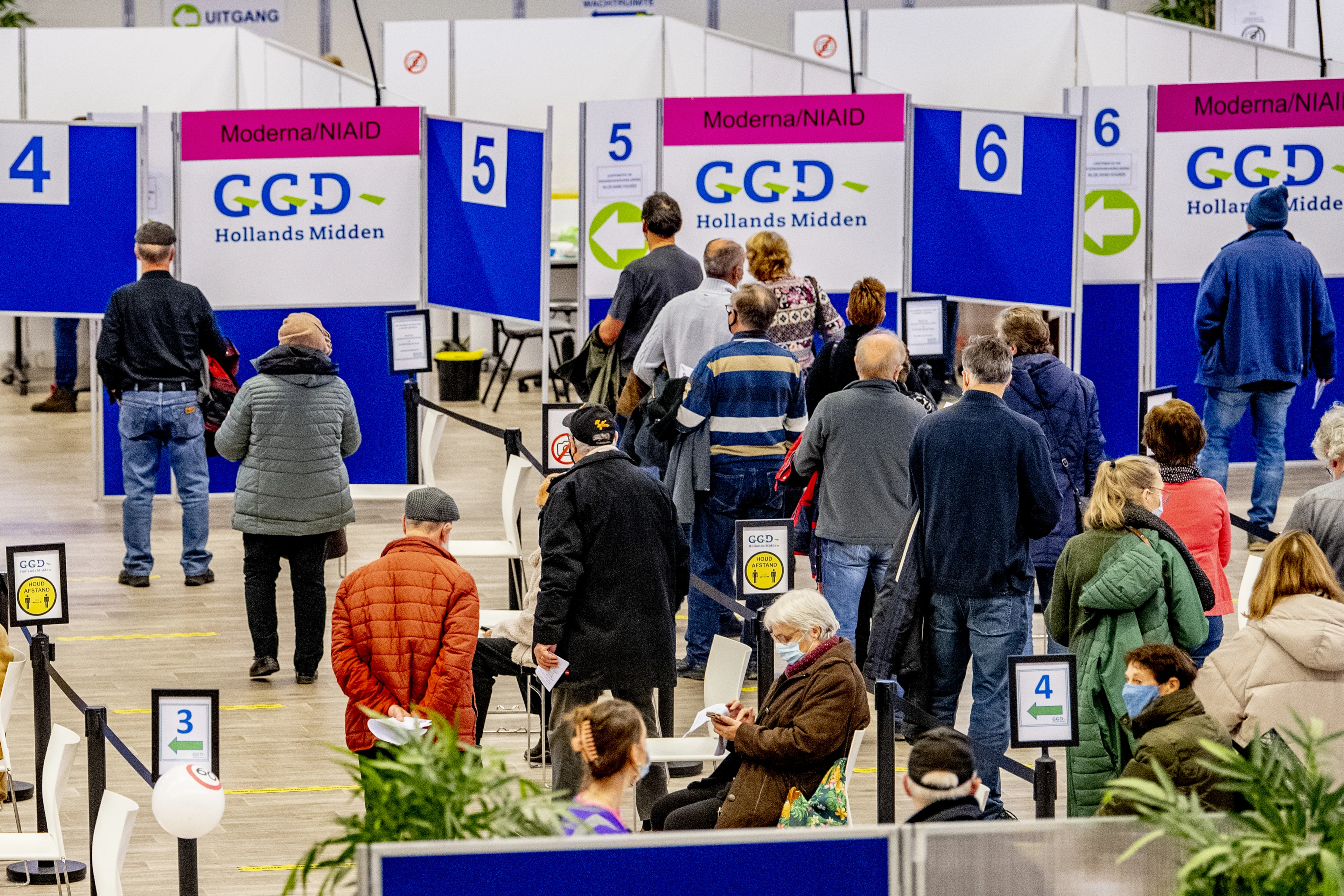 Nieuw record van 74.085 positieve tests, aantal coronapatiënten neemt weer toe