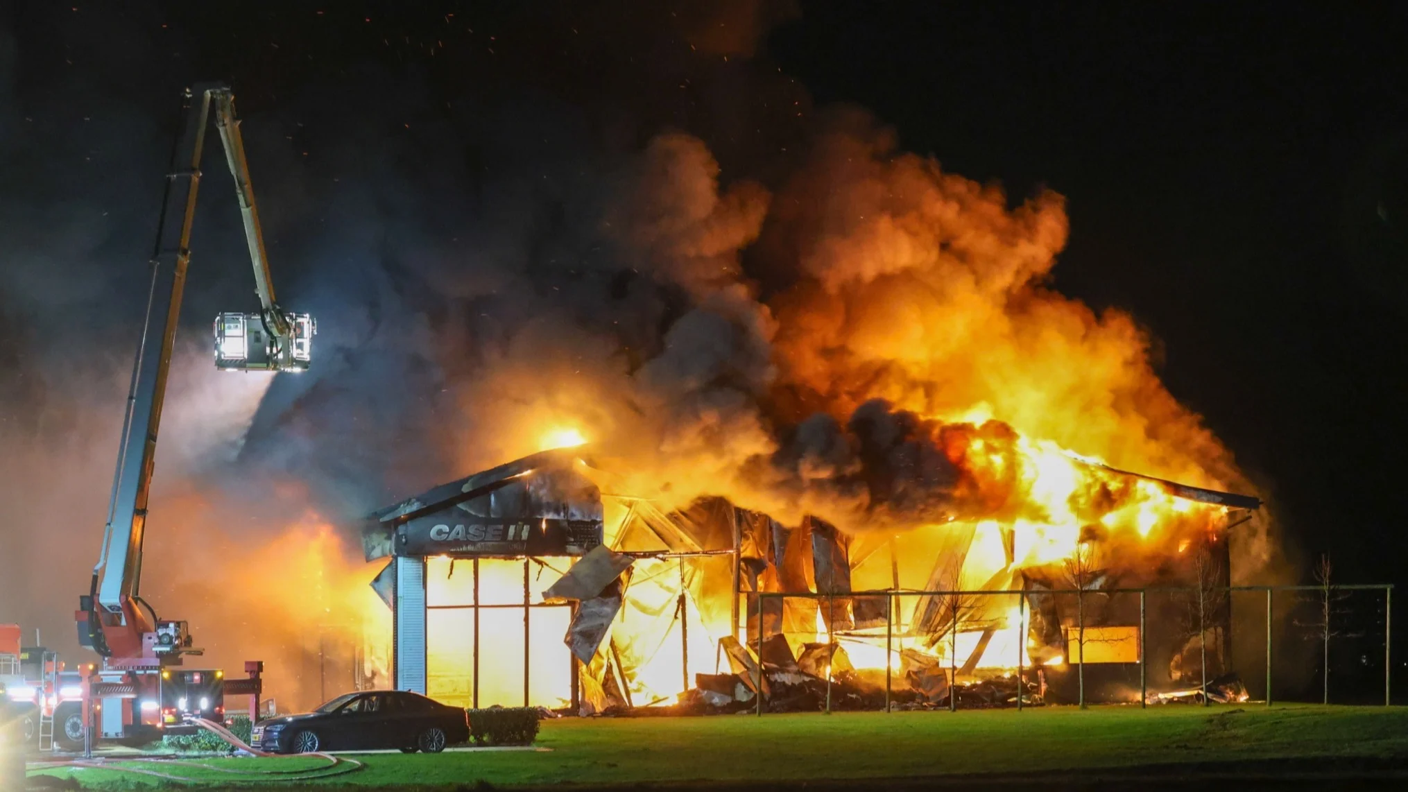 Zeer grote brand bij Fries bedrijf, explosiegevaar en NL-alert