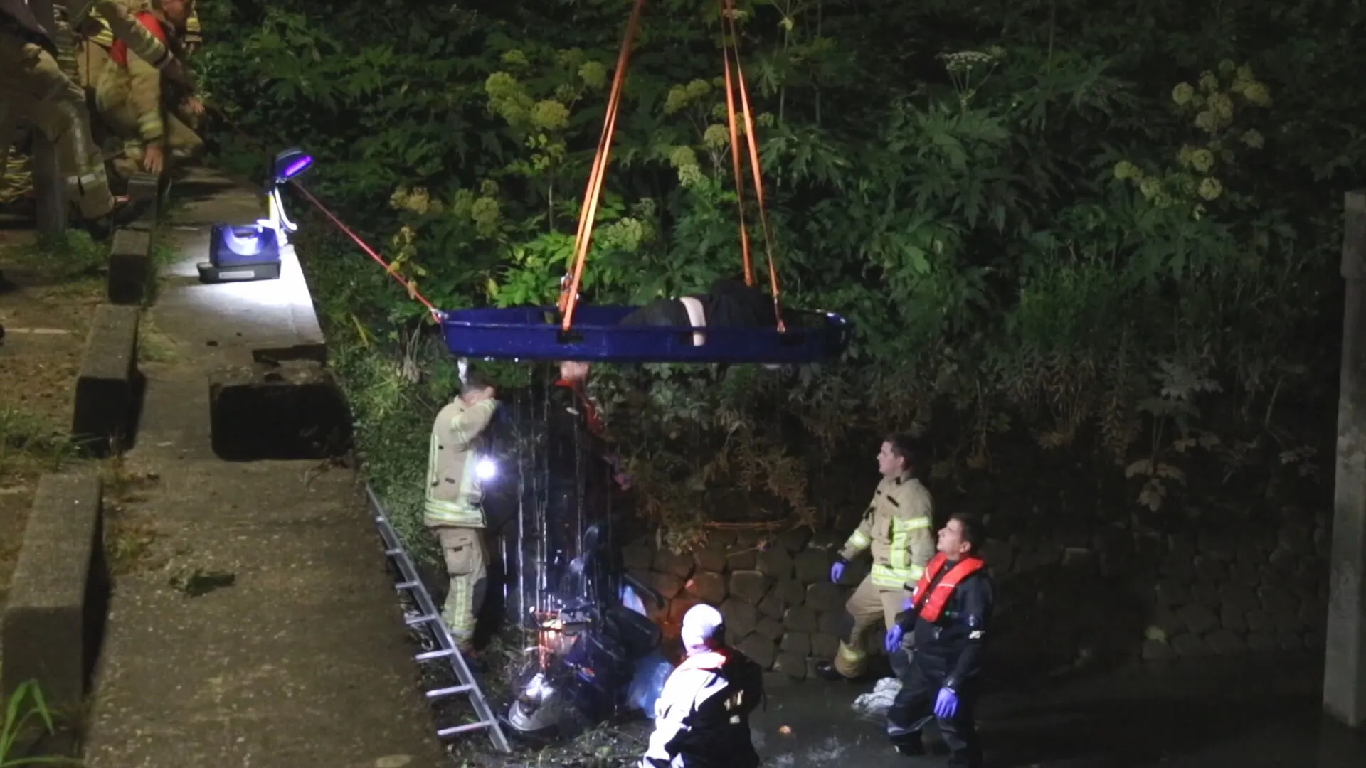 Vrouw op scootmobiel valt drie meter en komt in water terecht