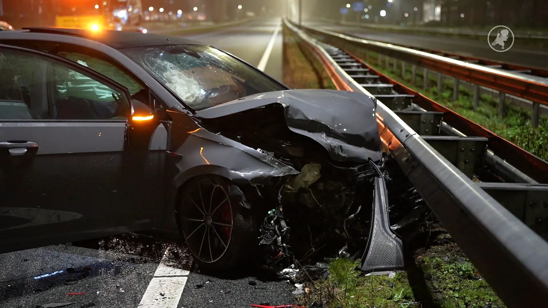 Achtervolging over A59 eindigt in vangrail, enorme ravage